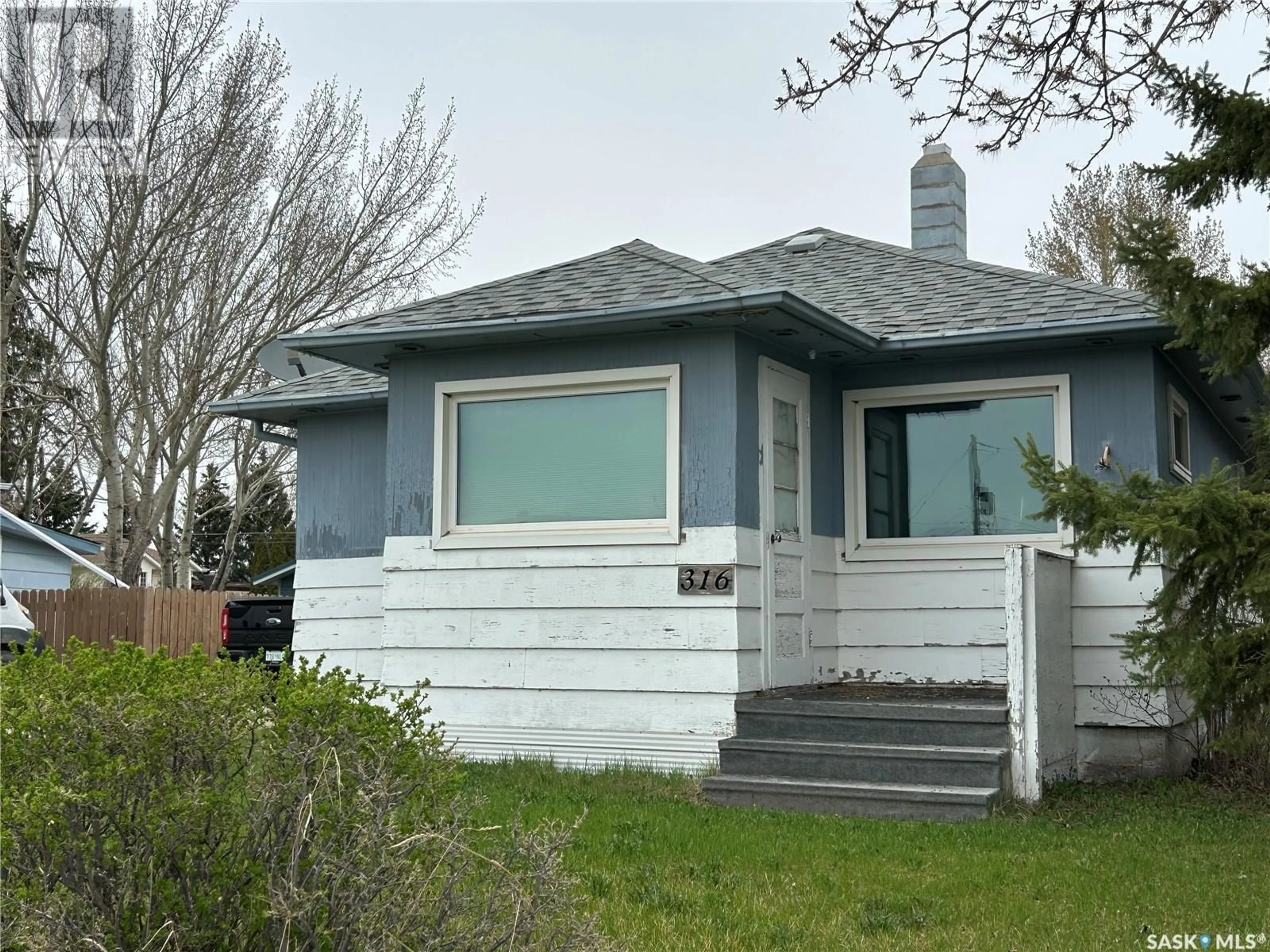 Home with vinyl exterior material, street for 316 4TH AVENUE, Watrous Saskatchewan S0K4T0