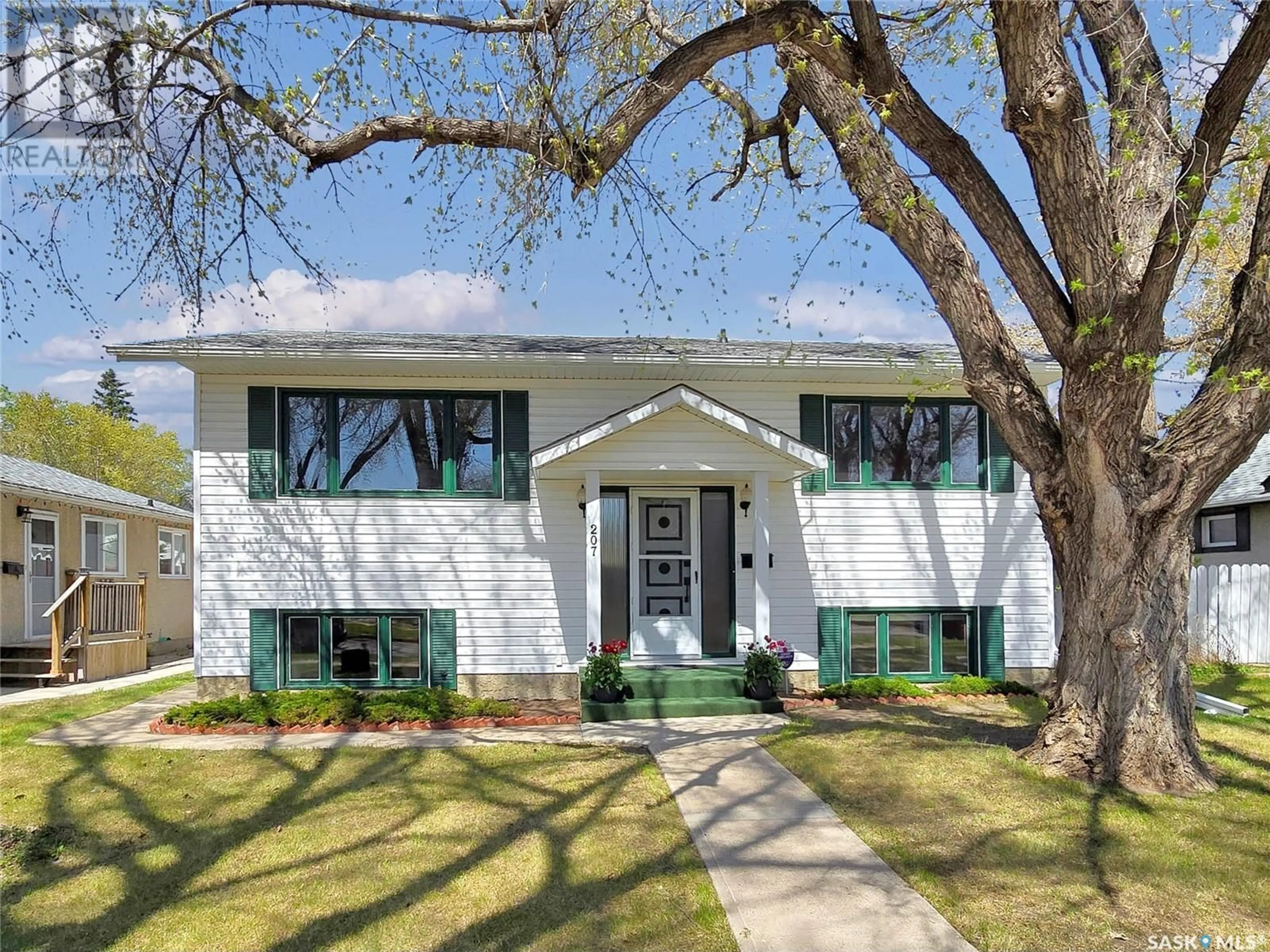 Home with vinyl exterior material, street for 207 ISABELLA STREET, Saskatoon Saskatchewan S7J0B2
