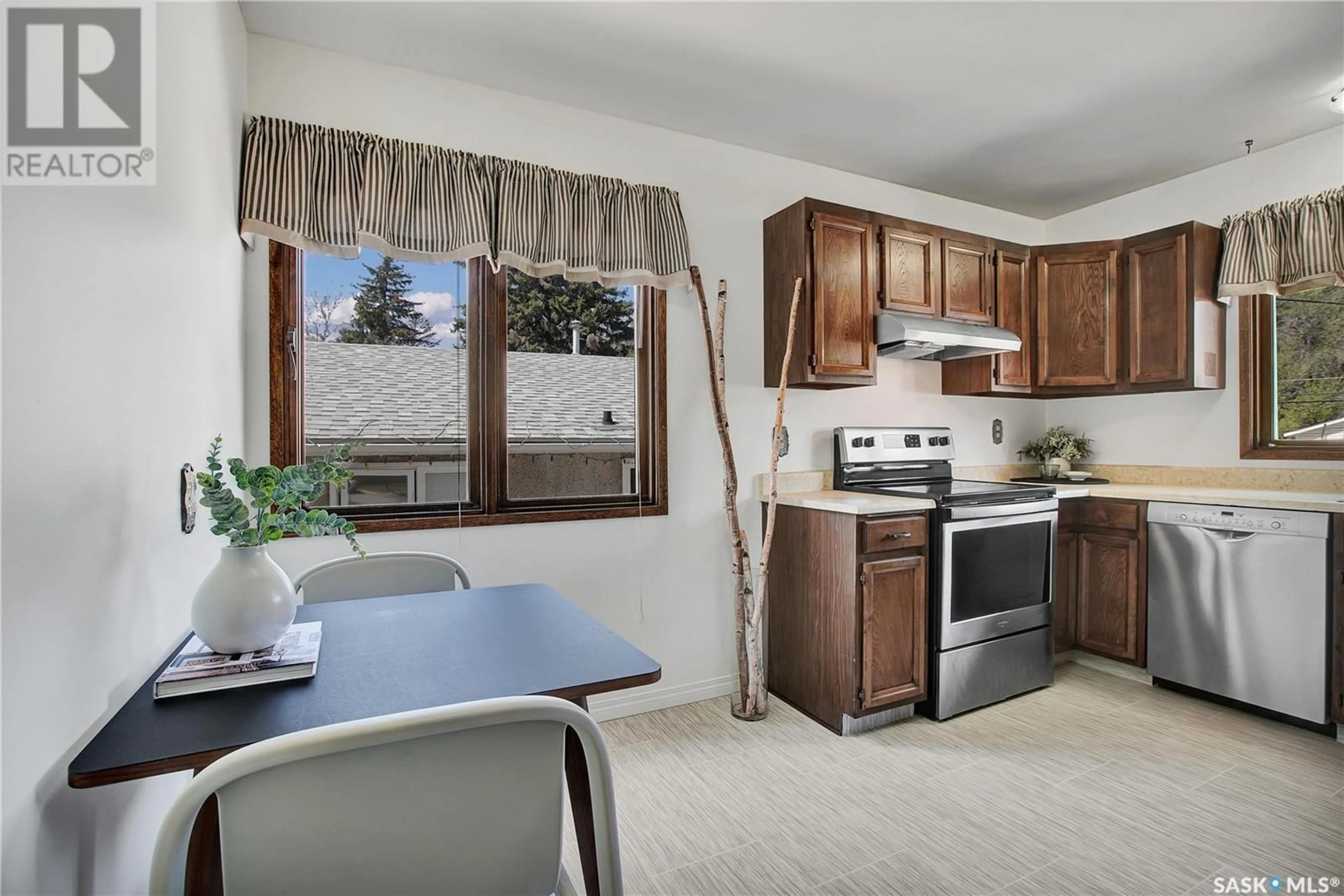 Standard kitchen, ceramic/tile floor for 207 ISABELLA STREET, Saskatoon Saskatchewan S7J0B2