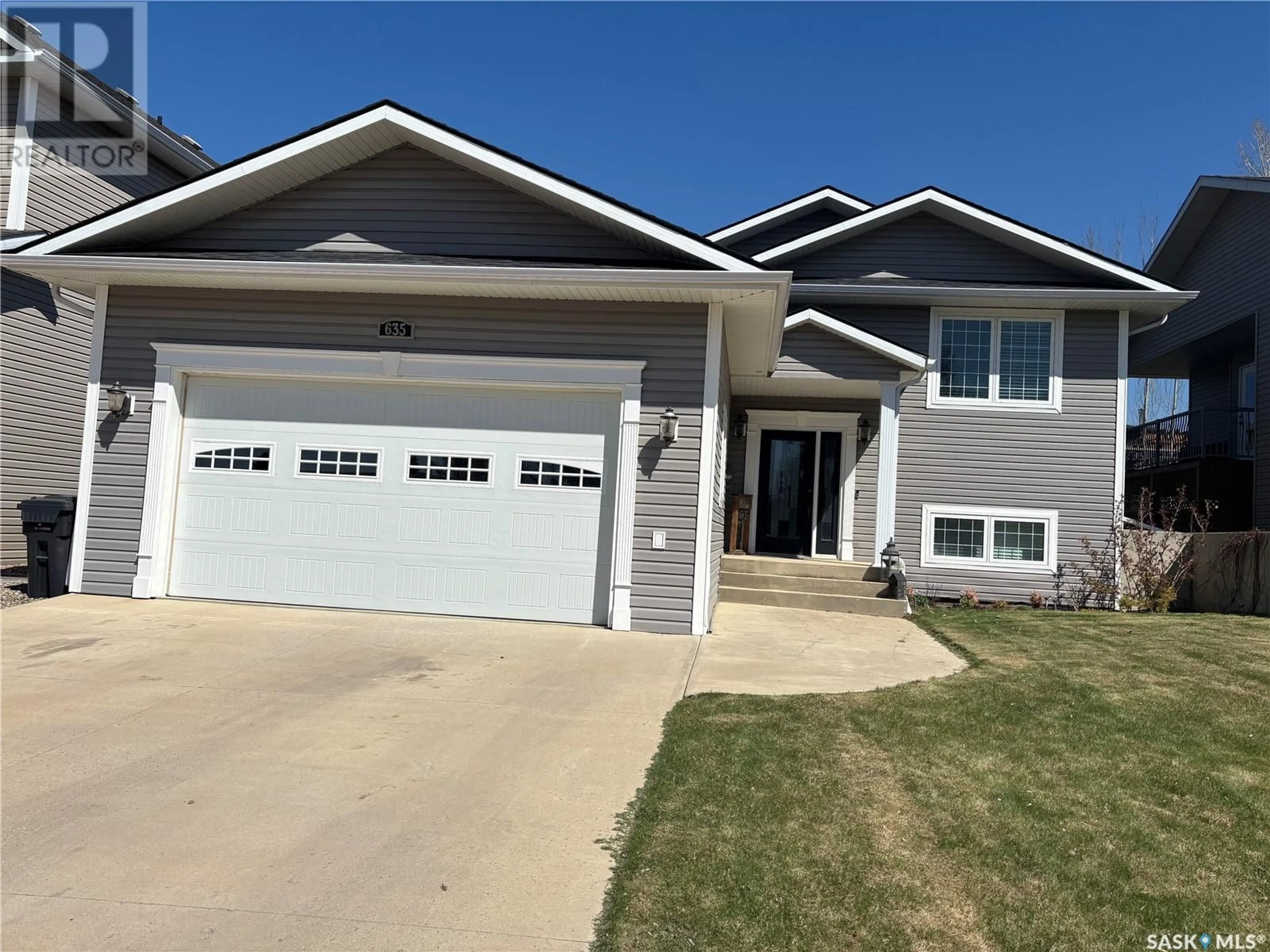 Home with vinyl exterior material, street for 635 4TH AVENUE, Swift Current Saskatchewan S9H0Y7
