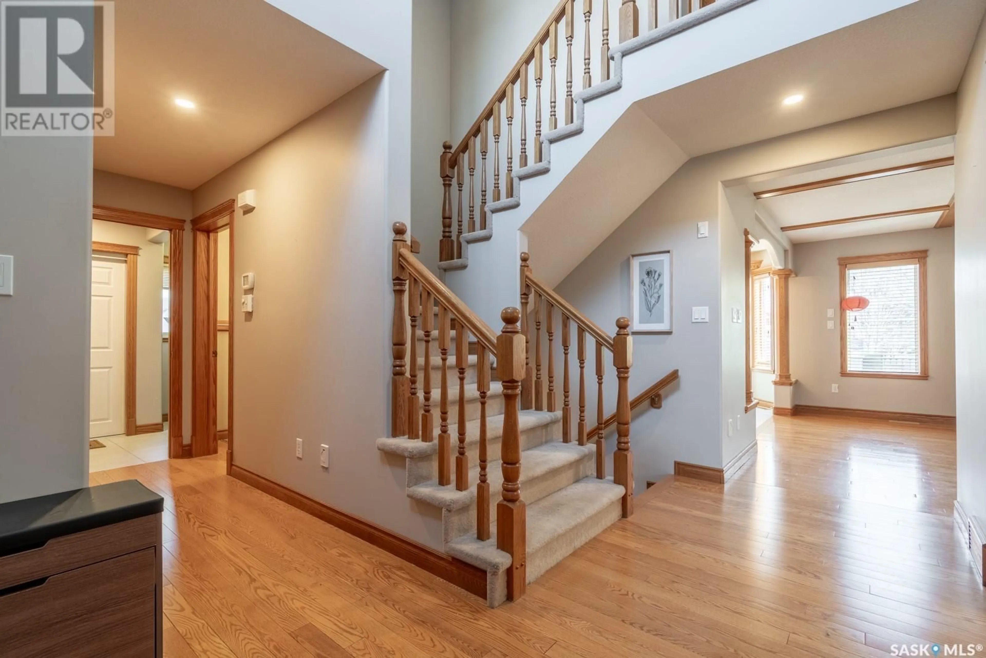 Indoor foyer for 12114 WASCANA HEIGHTS, Regina Saskatchewan S4V3C2