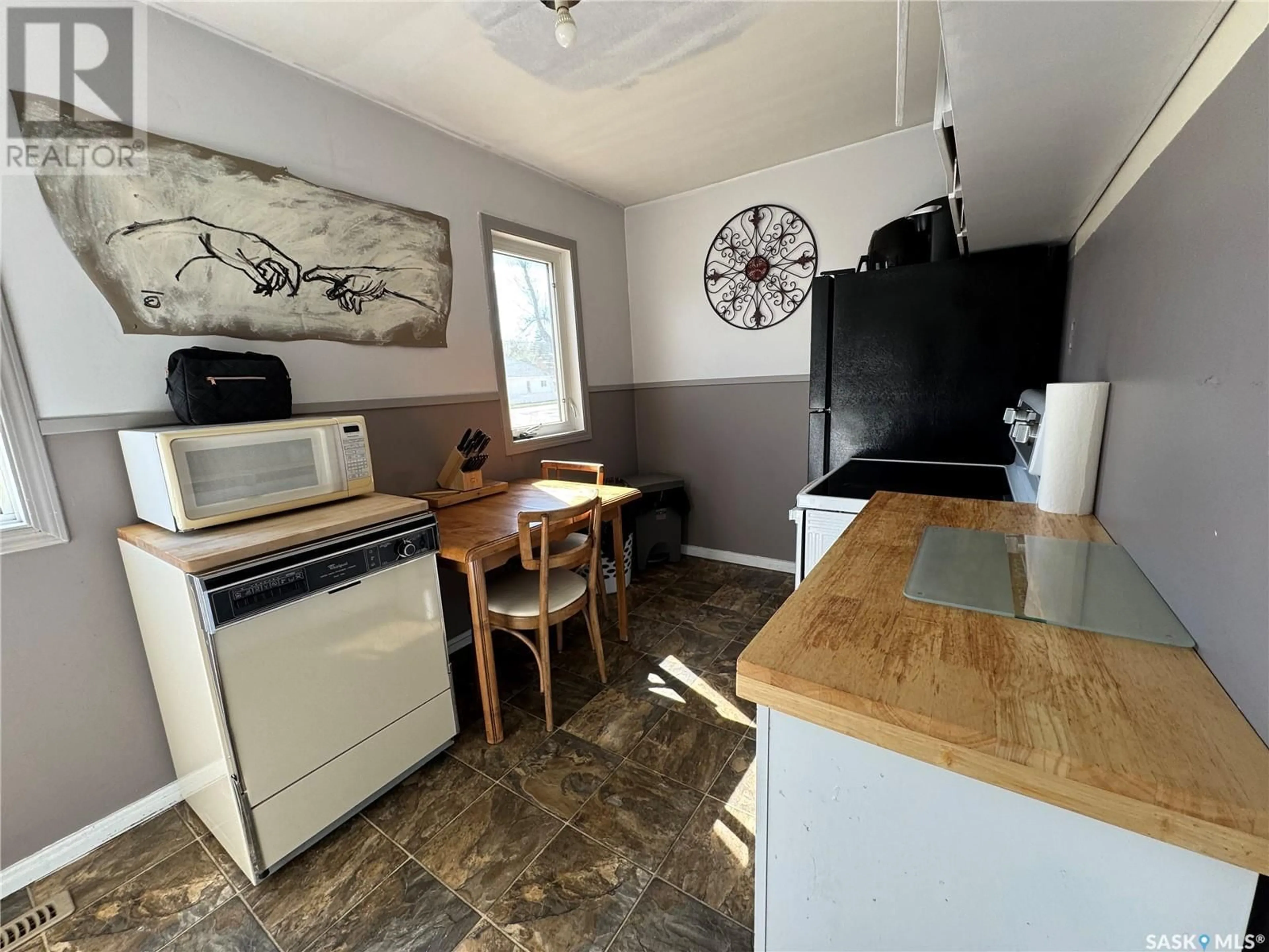Standard kitchen, unknown for 812 COTEAU STREET, Moose Jaw Saskatchewan S6H5E8