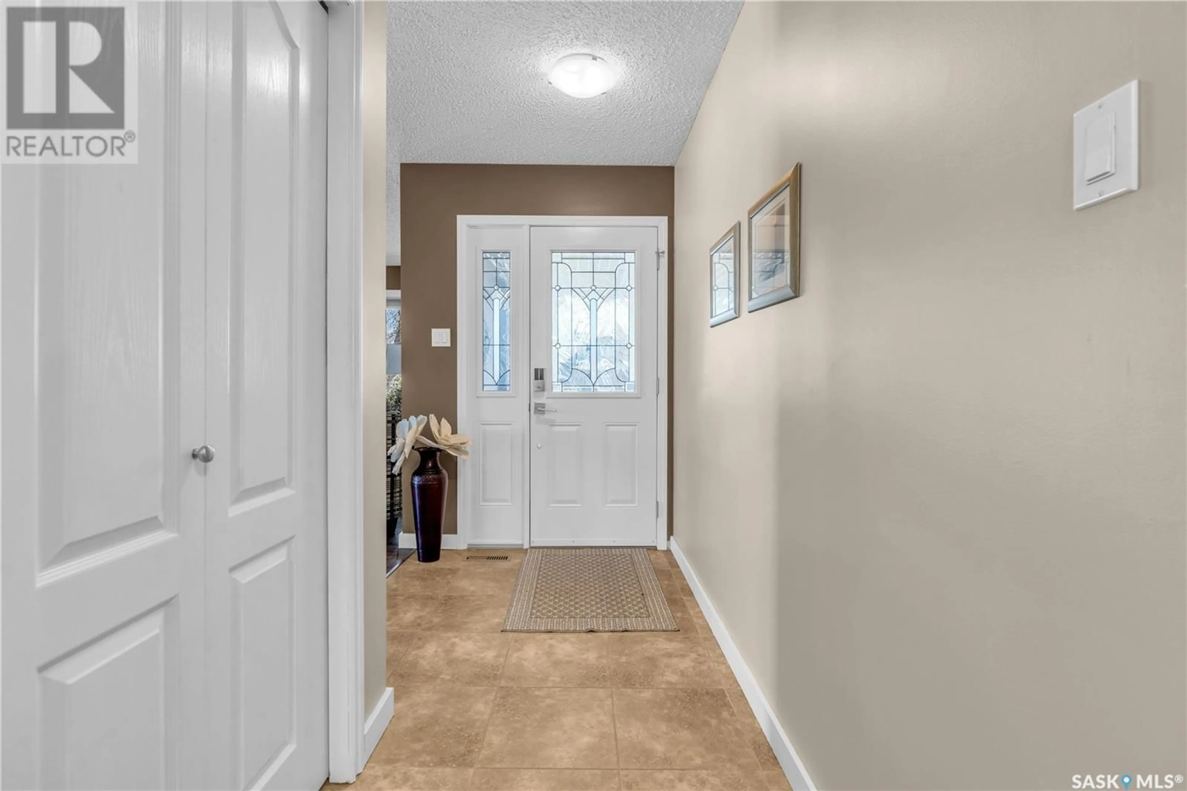 Indoor entryway for 2439 STRATHMORE PLACE, Regina Saskatchewan S4V0Z1
