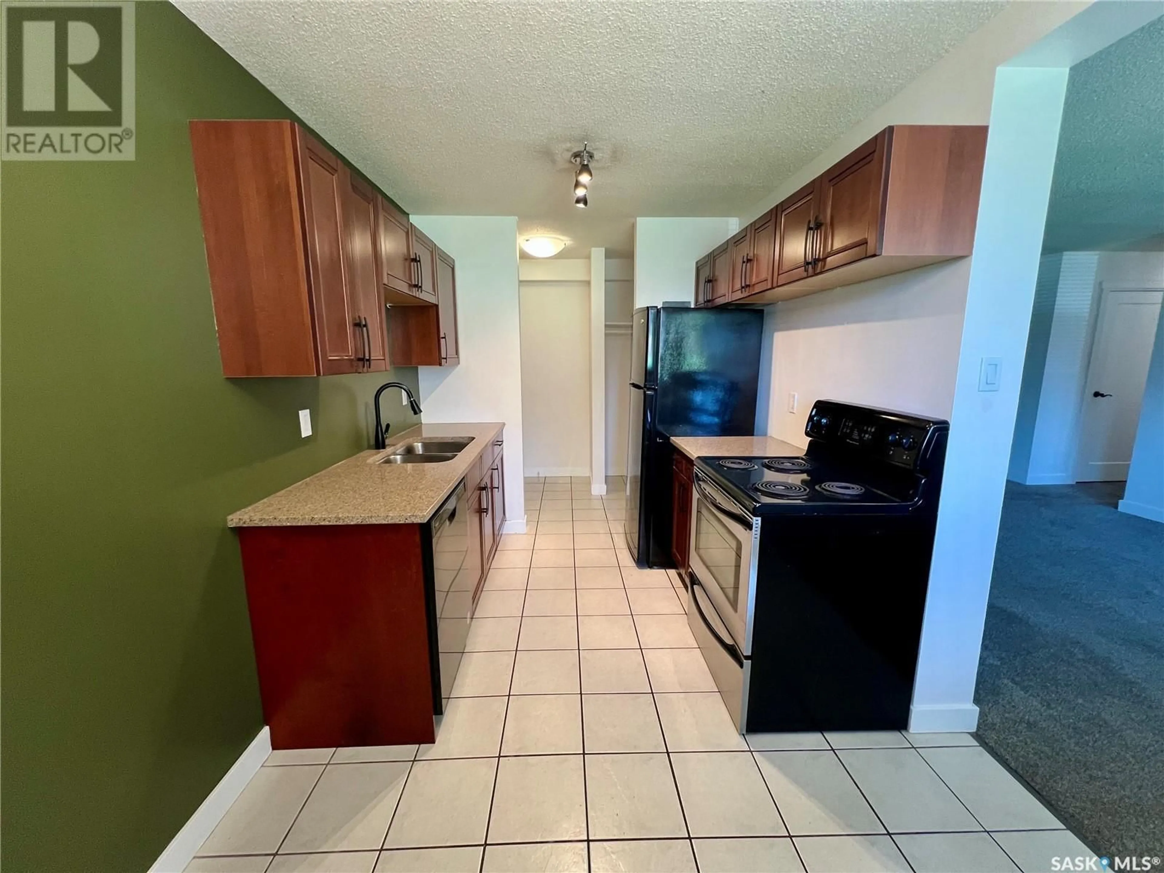Standard kitchen, ceramic/tile floor for 6 208 LINDSAY PLACE, Saskatoon Saskatchewan S7H3E6