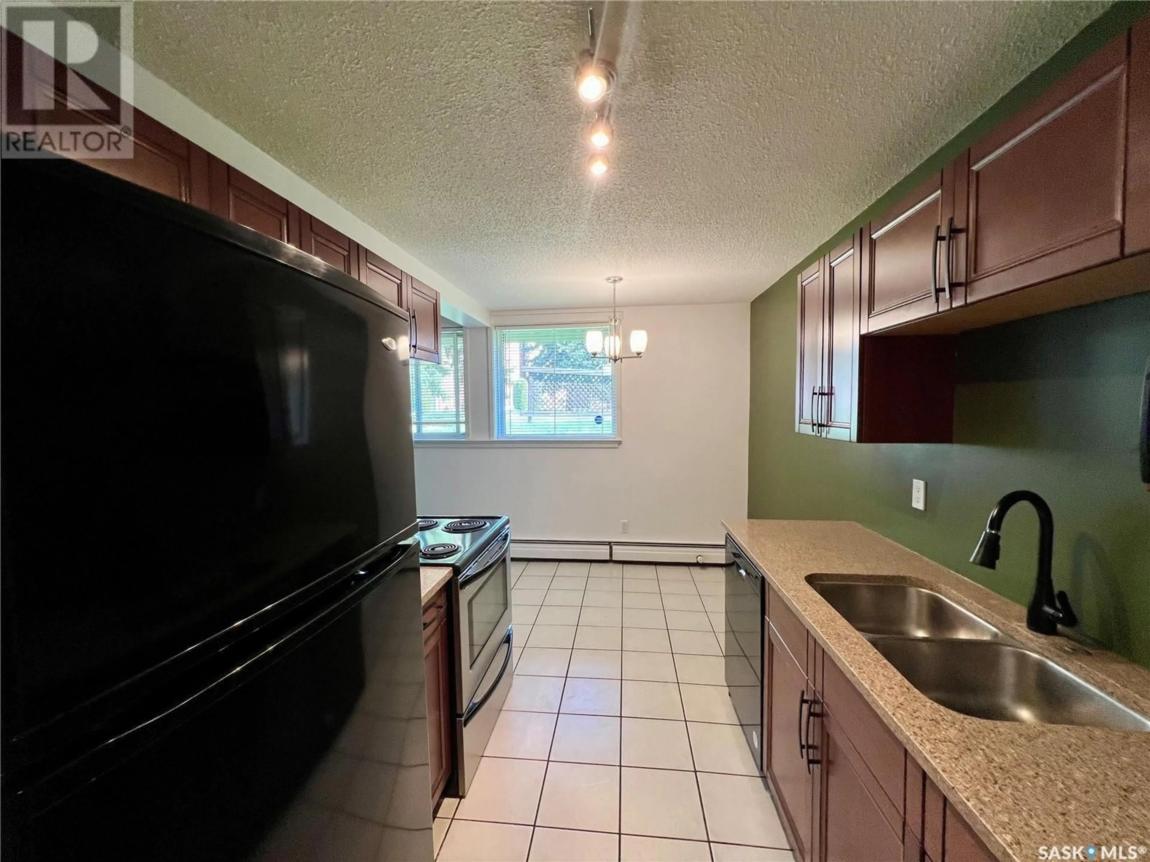 Standard kitchen, unknown for 6 208 LINDSAY PLACE, Saskatoon Saskatchewan S7H3E6