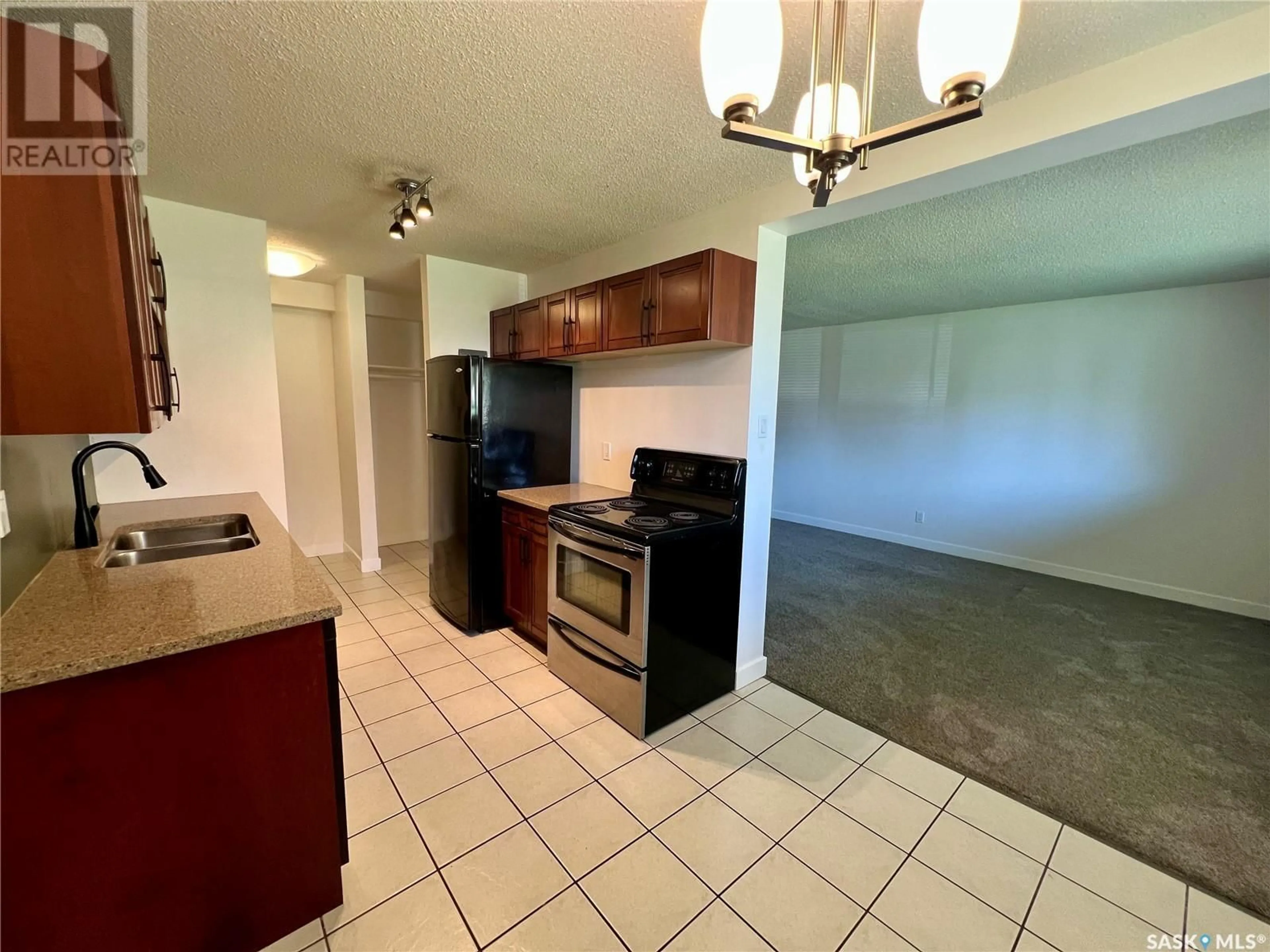 Standard kitchen, unknown for 6 208 LINDSAY PLACE, Saskatoon Saskatchewan S7H3E6