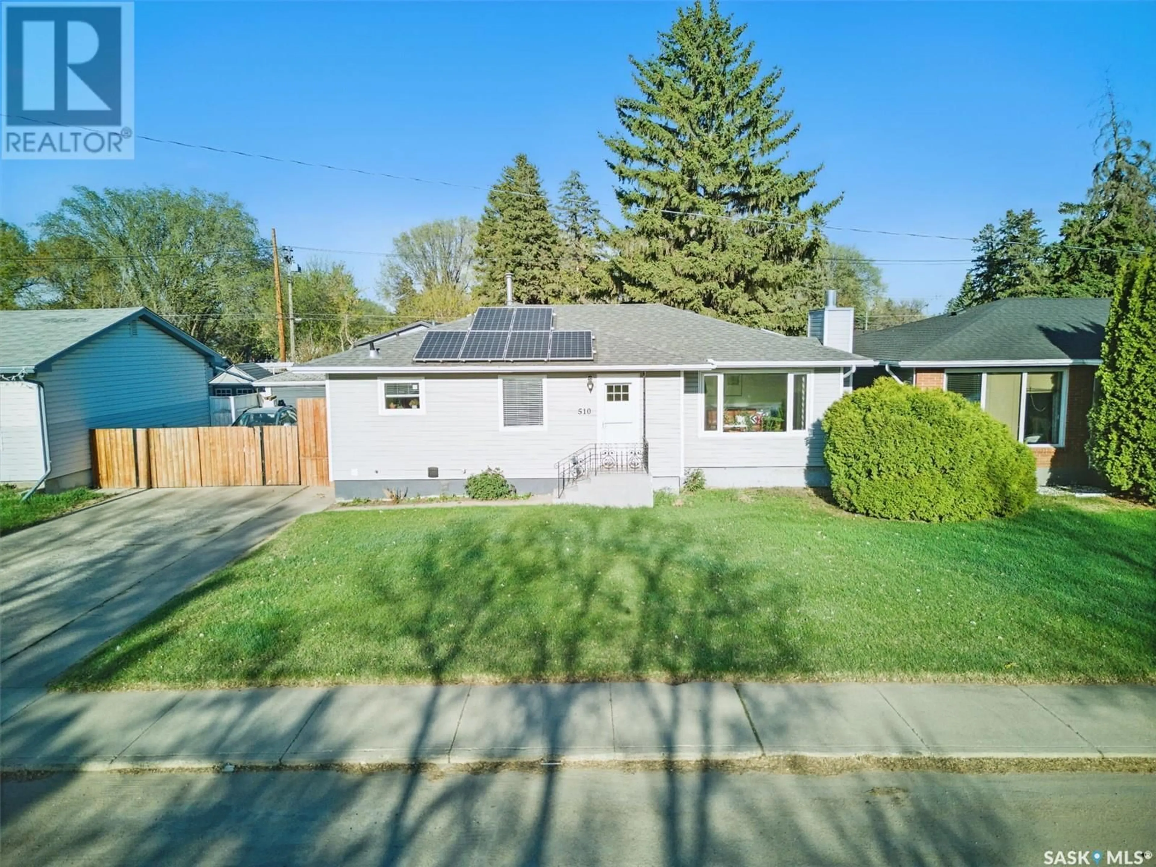 A pic from outside/outdoor area/front of a property/back of a property/a pic from drone, street for 510 T AVENUE, Saskatoon Saskatchewan S7L3B6