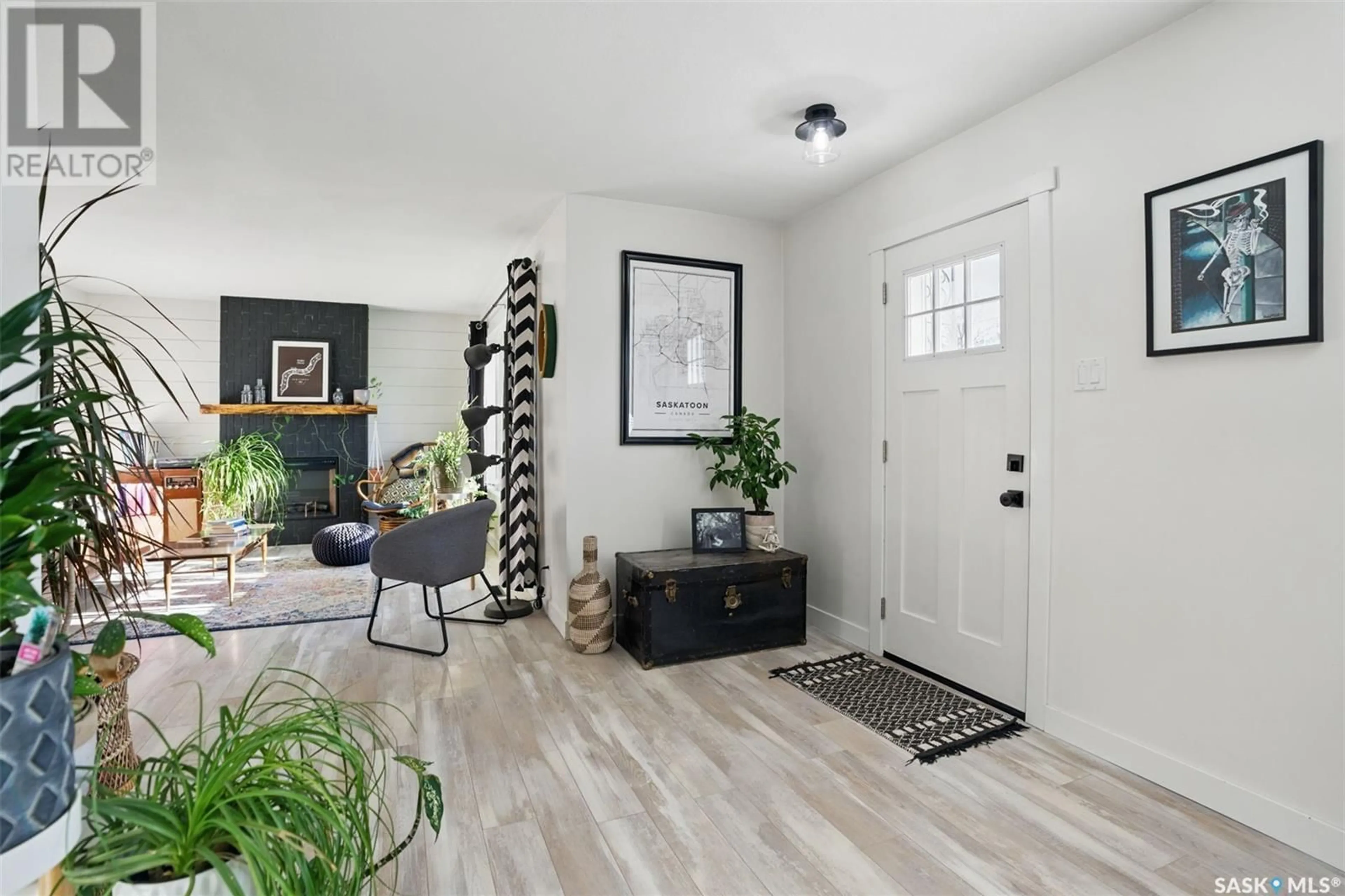 Indoor entryway for 510 T AVENUE, Saskatoon Saskatchewan S7L3B6