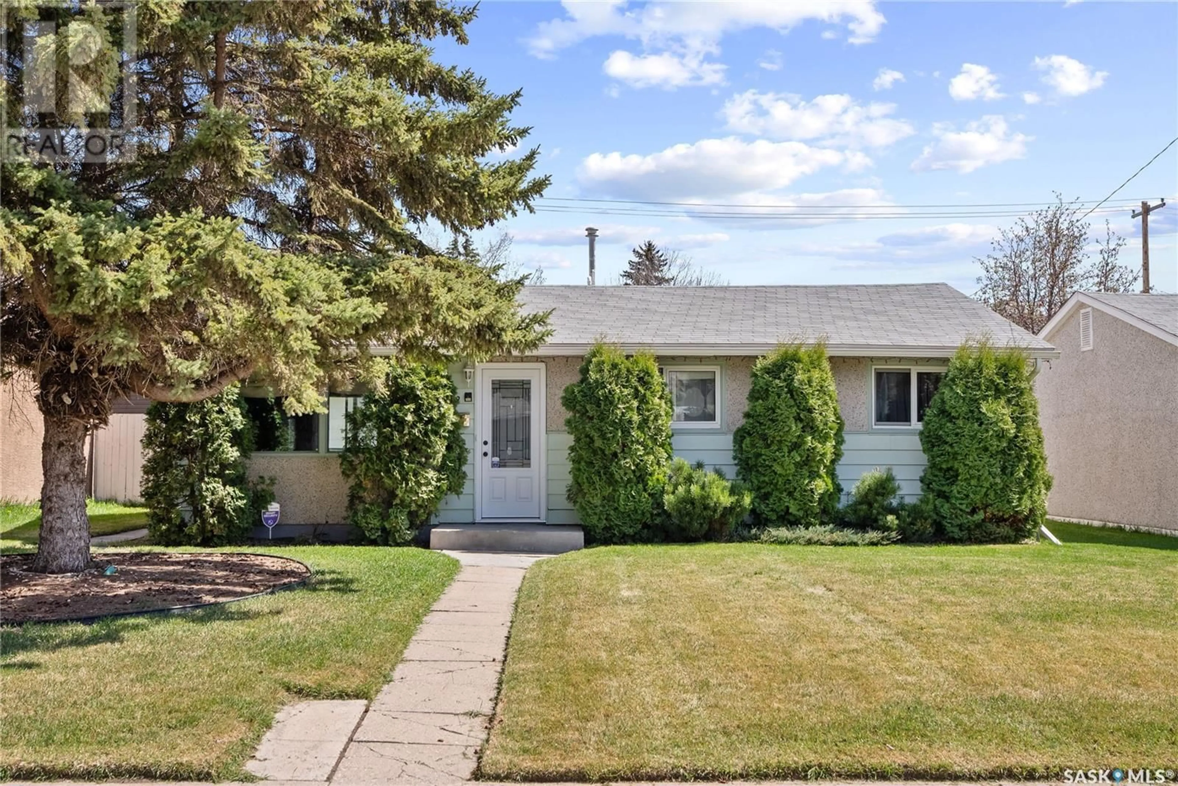 Home with vinyl exterior material, street for 522 U AVENUE, Saskatoon Saskatchewan S7M3C7