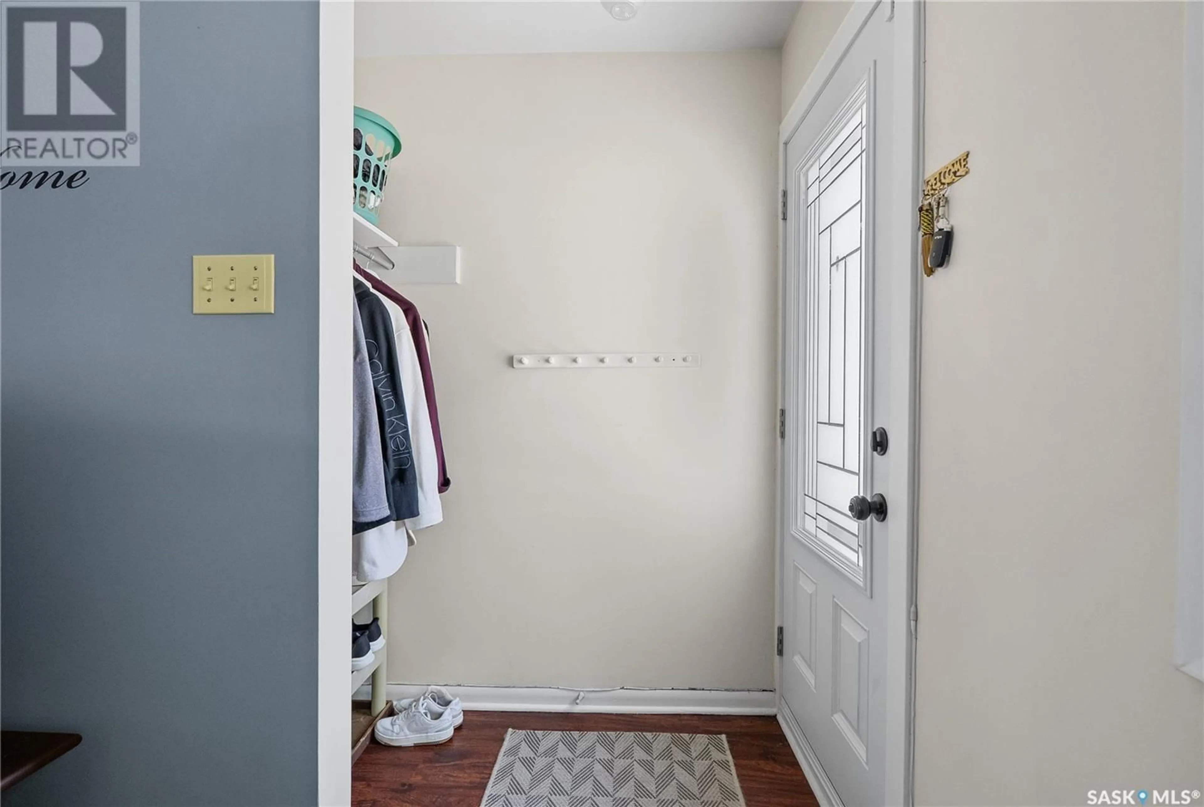 Indoor entryway for 522 U AVENUE, Saskatoon Saskatchewan S7M3C7