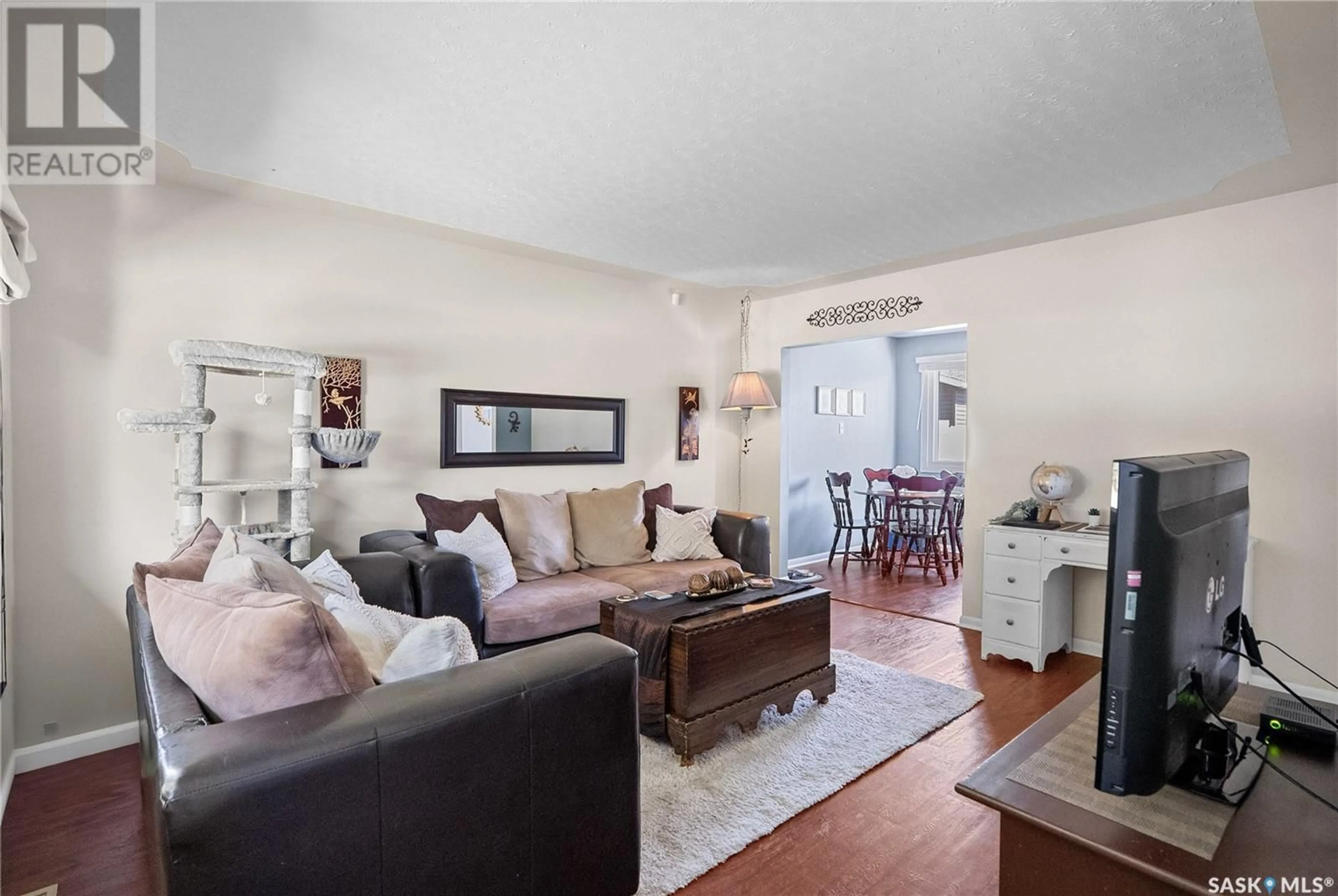 Living room with furniture, unknown for 522 U AVENUE, Saskatoon Saskatchewan S7M3C7
