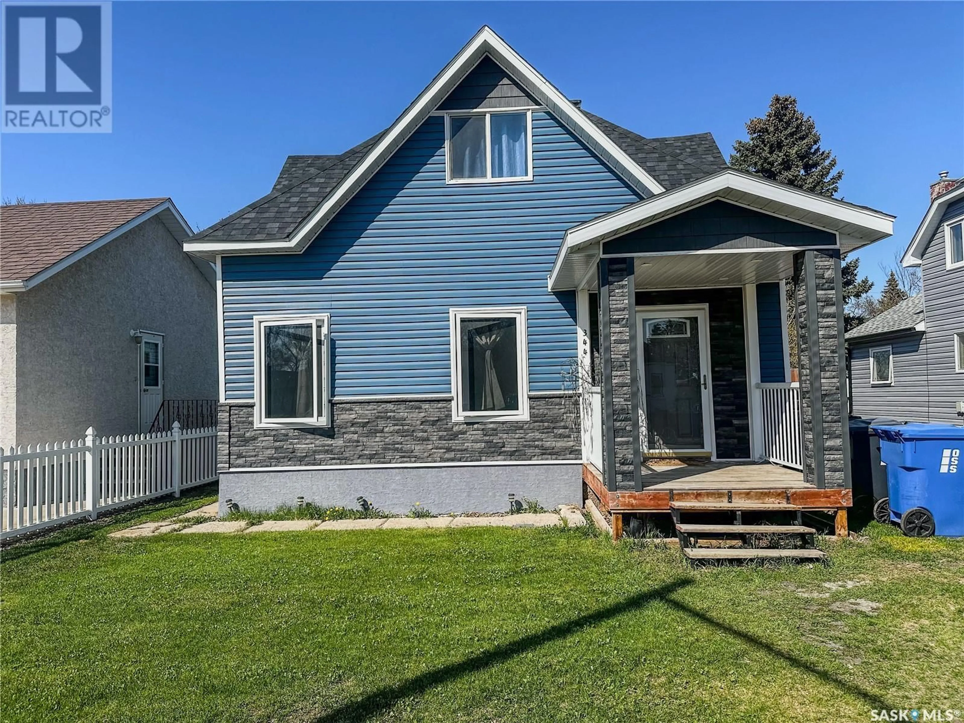Home with vinyl exterior material, street for 344 3RD AVENUE, Melville Saskatchewan S0A2P0