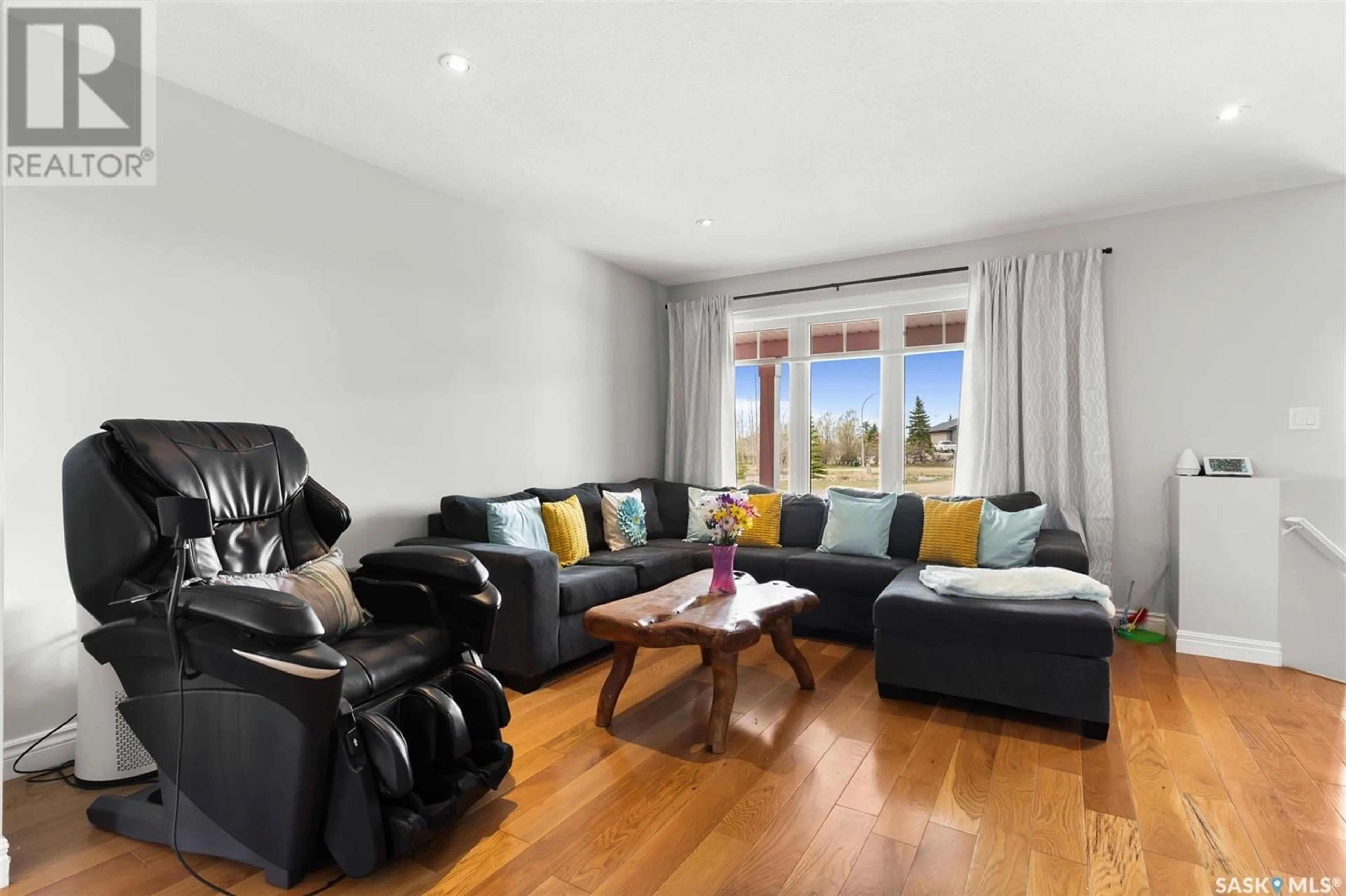 Living room with furniture, wood/laminate floor for 6 BOHACH BAY, Edenwold Rm No. 158 Saskatchewan S4L5B1