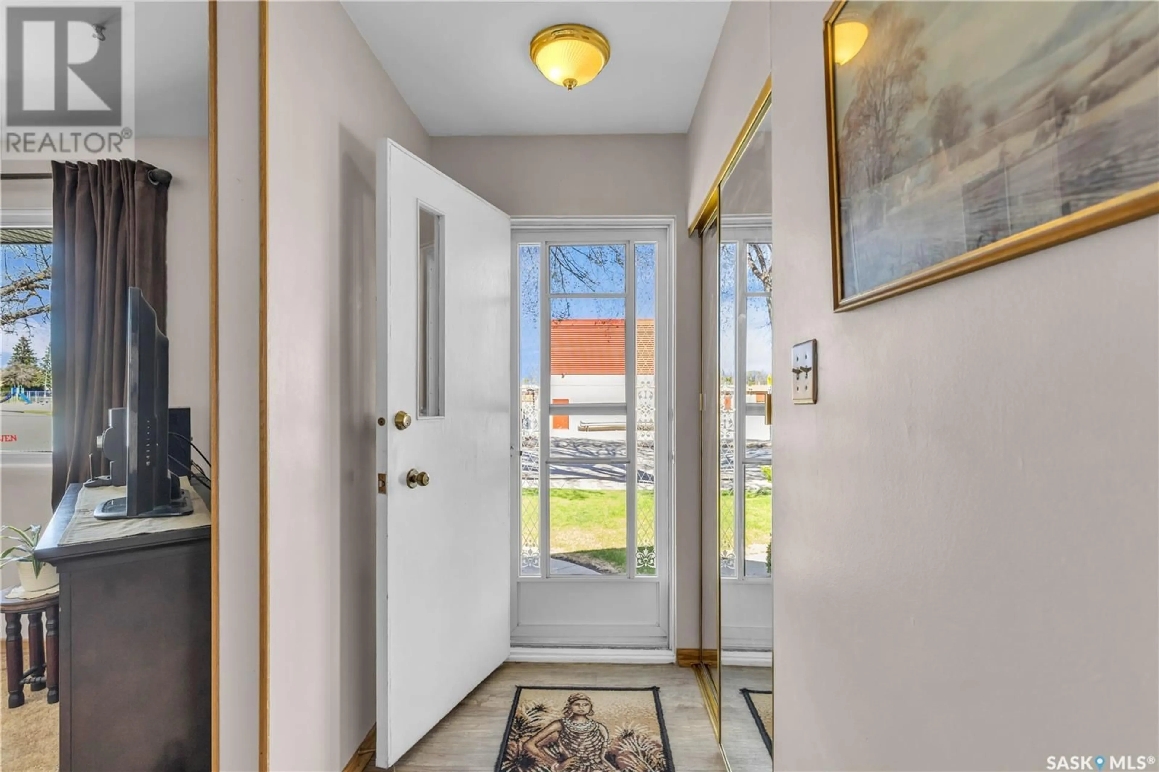 Indoor entryway for 205 OTTAWA AVENUE, Saskatoon Saskatchewan S7L3N9