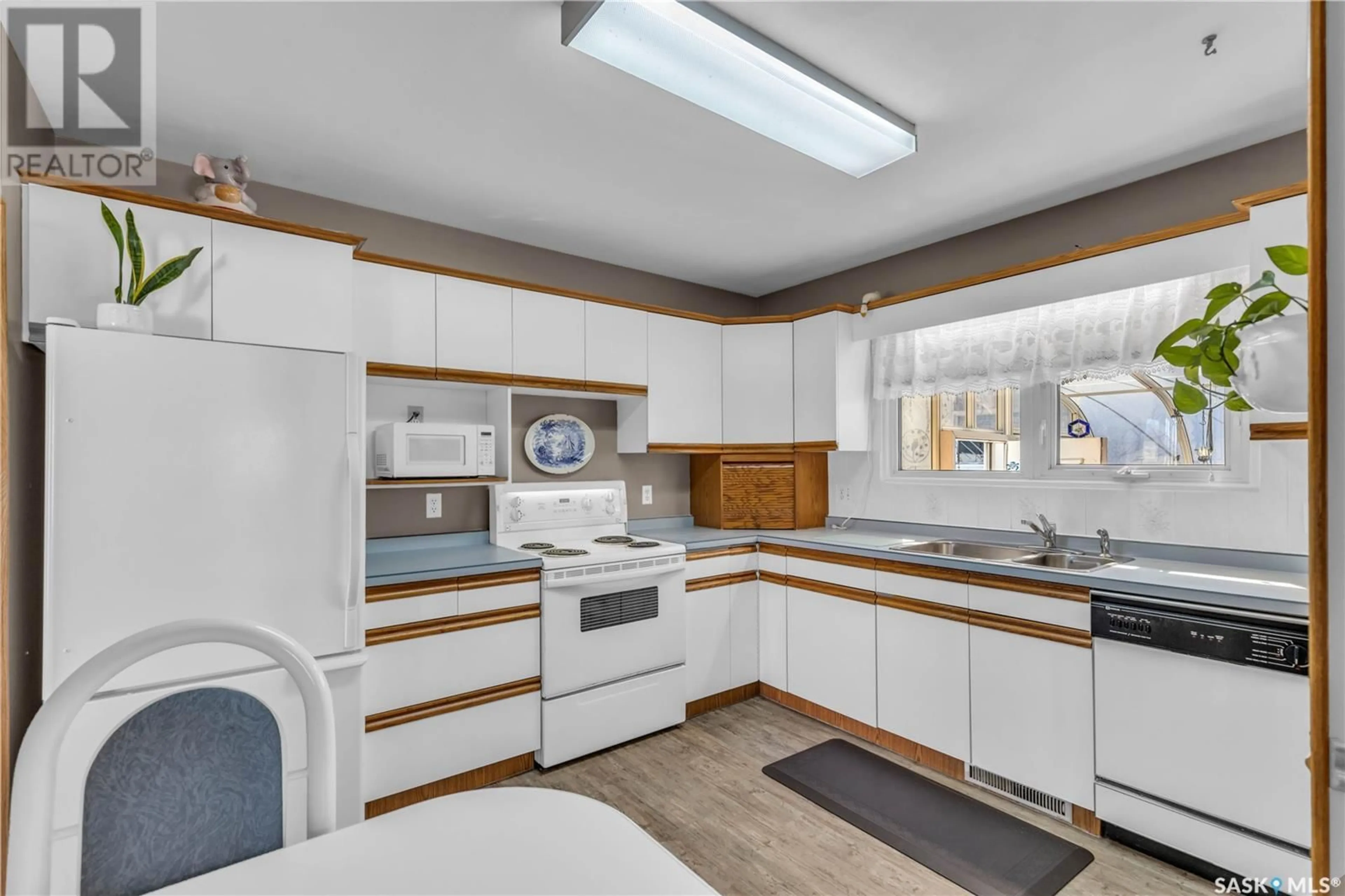 Standard kitchen, unknown for 205 OTTAWA AVENUE, Saskatoon Saskatchewan S7L3N9