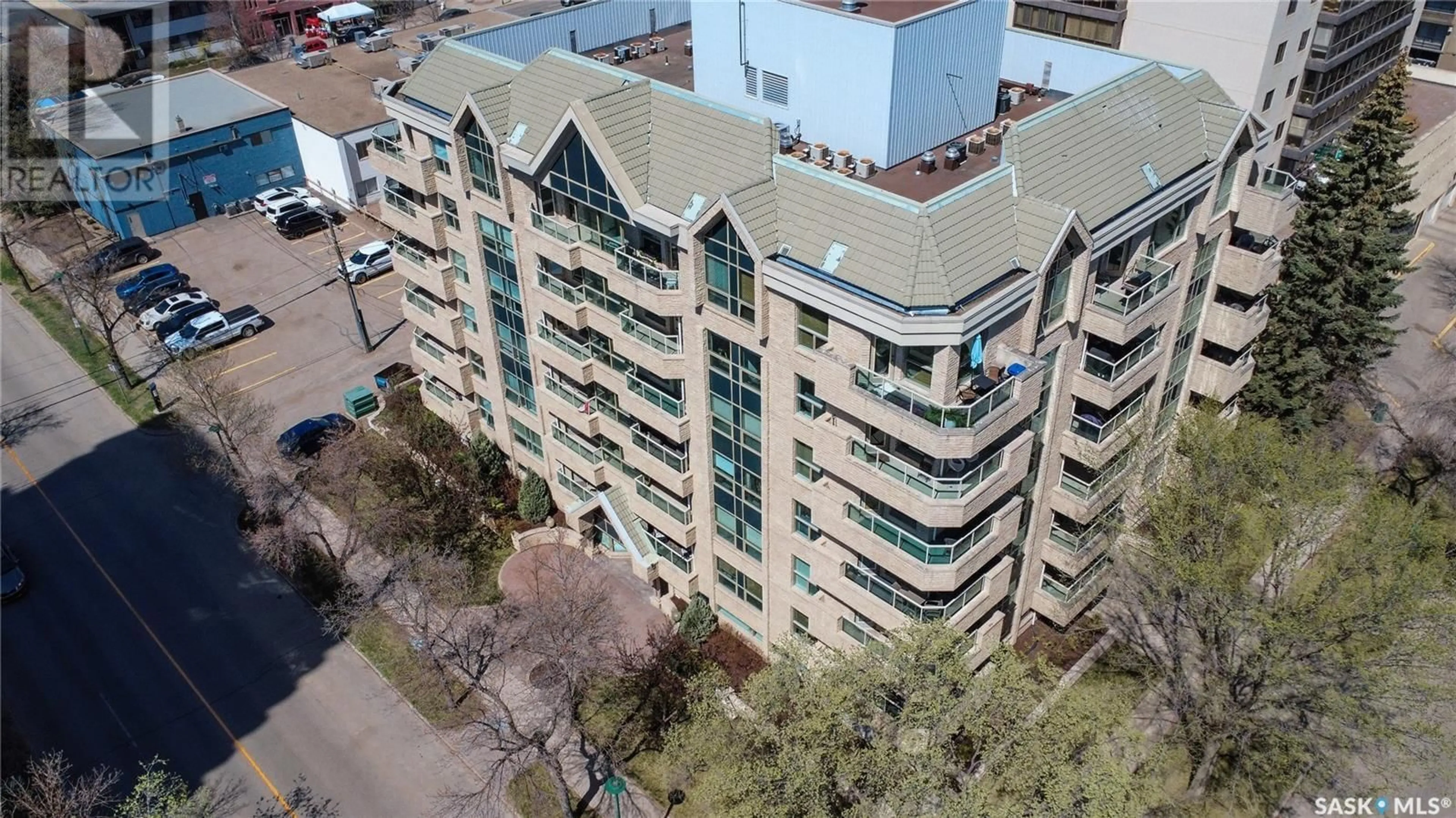 A pic from outside/outdoor area/front of a property/back of a property/a pic from drone, building for 303 - 506 5TH AVENUE, Saskatoon Saskatchewan S7K2P6
