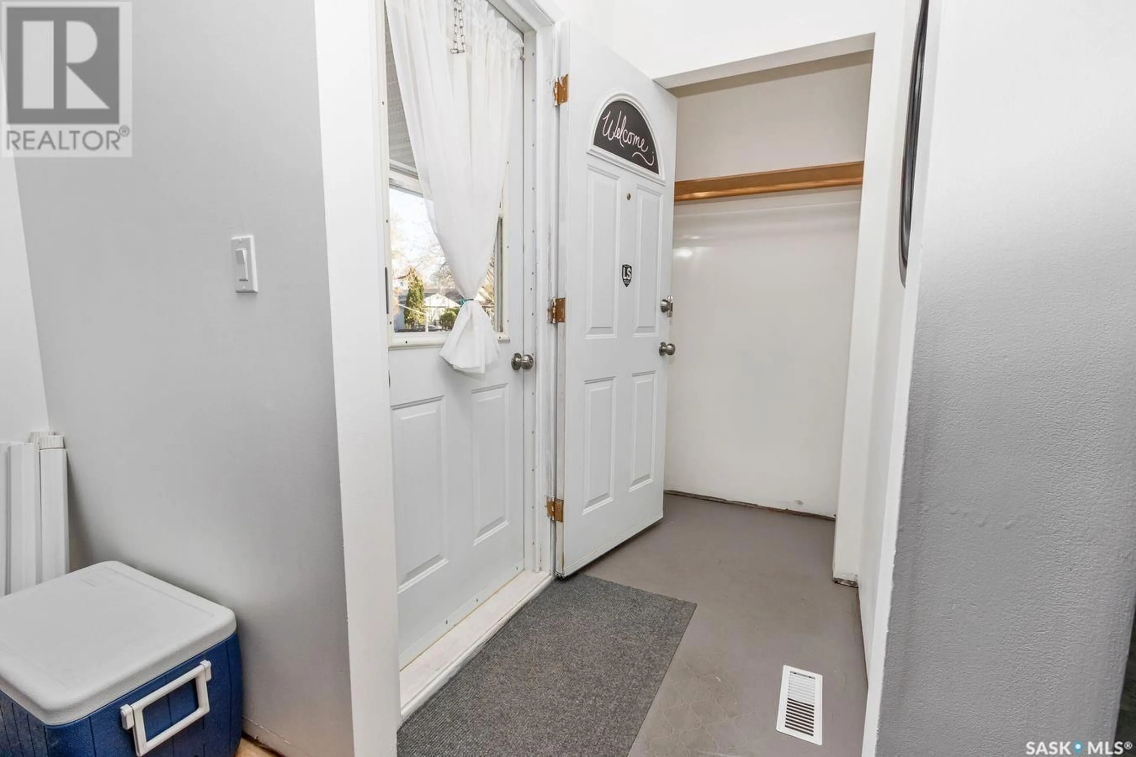 Indoor entryway for 330 ST JOHN STREET, Regina Saskatchewan S4R1R2