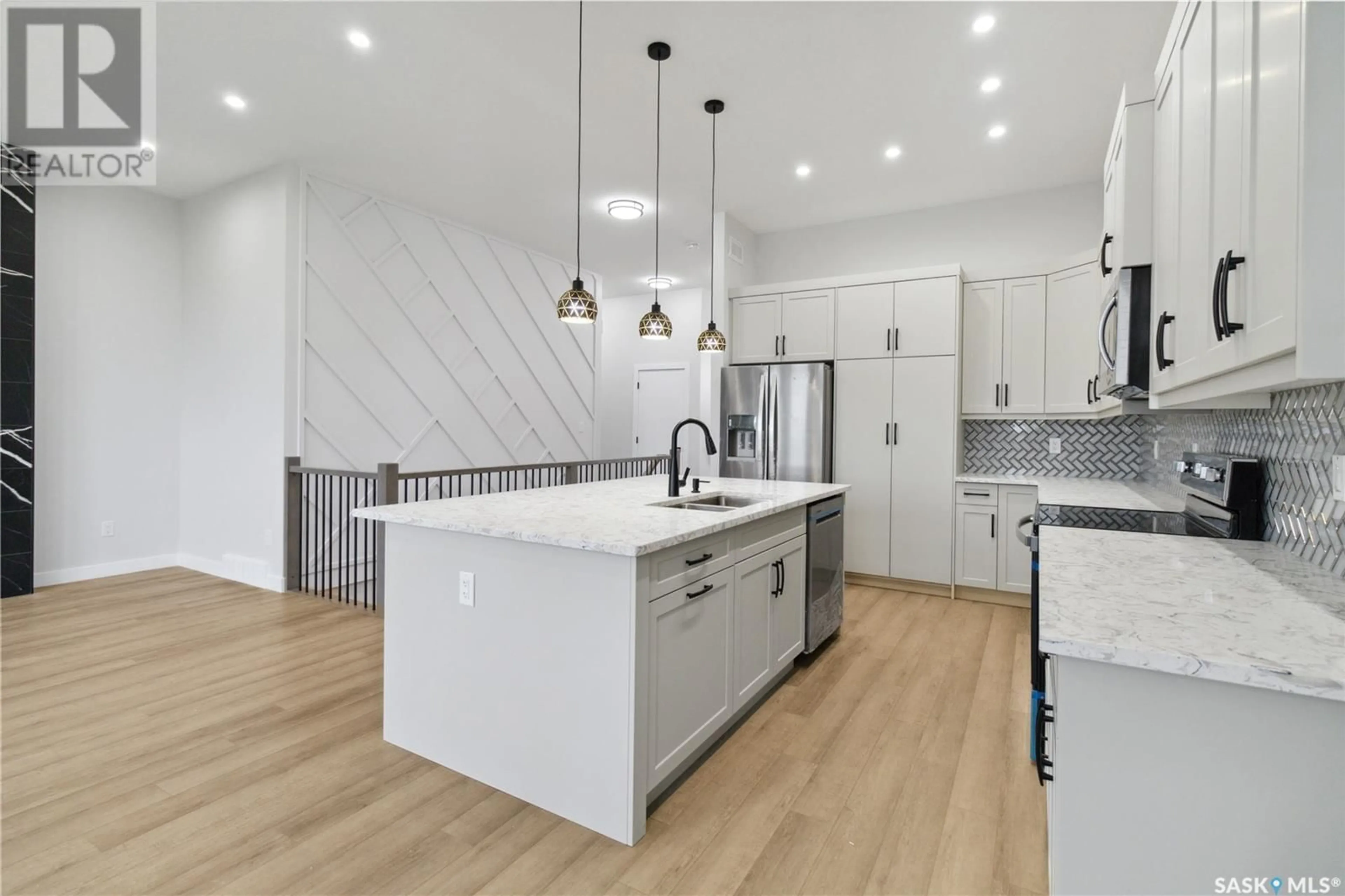 Contemporary kitchen, ceramic/tile floor for 274 STROMBERG COURT, Saskatoon Saskatchewan S7L6M9