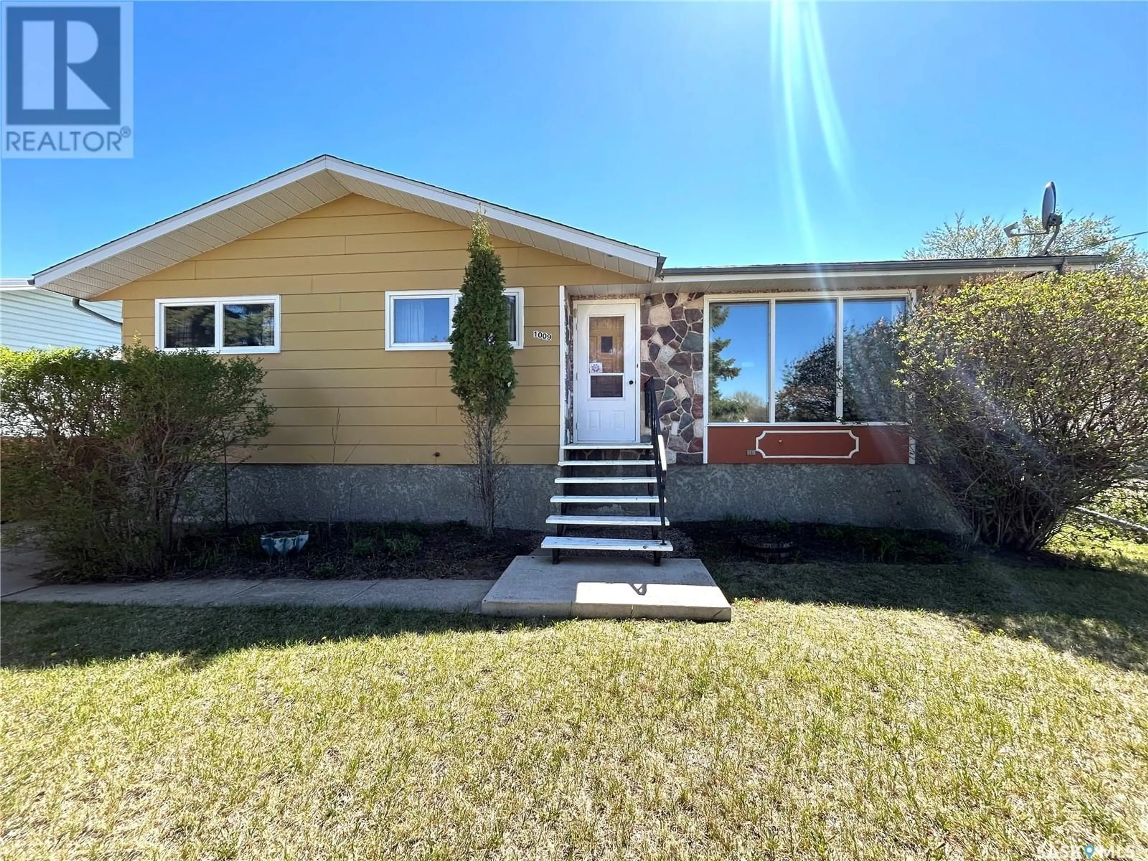 Home with vinyl exterior material, street for 1009 3RD AVENUE, Maple Creek Saskatchewan S0N1N0