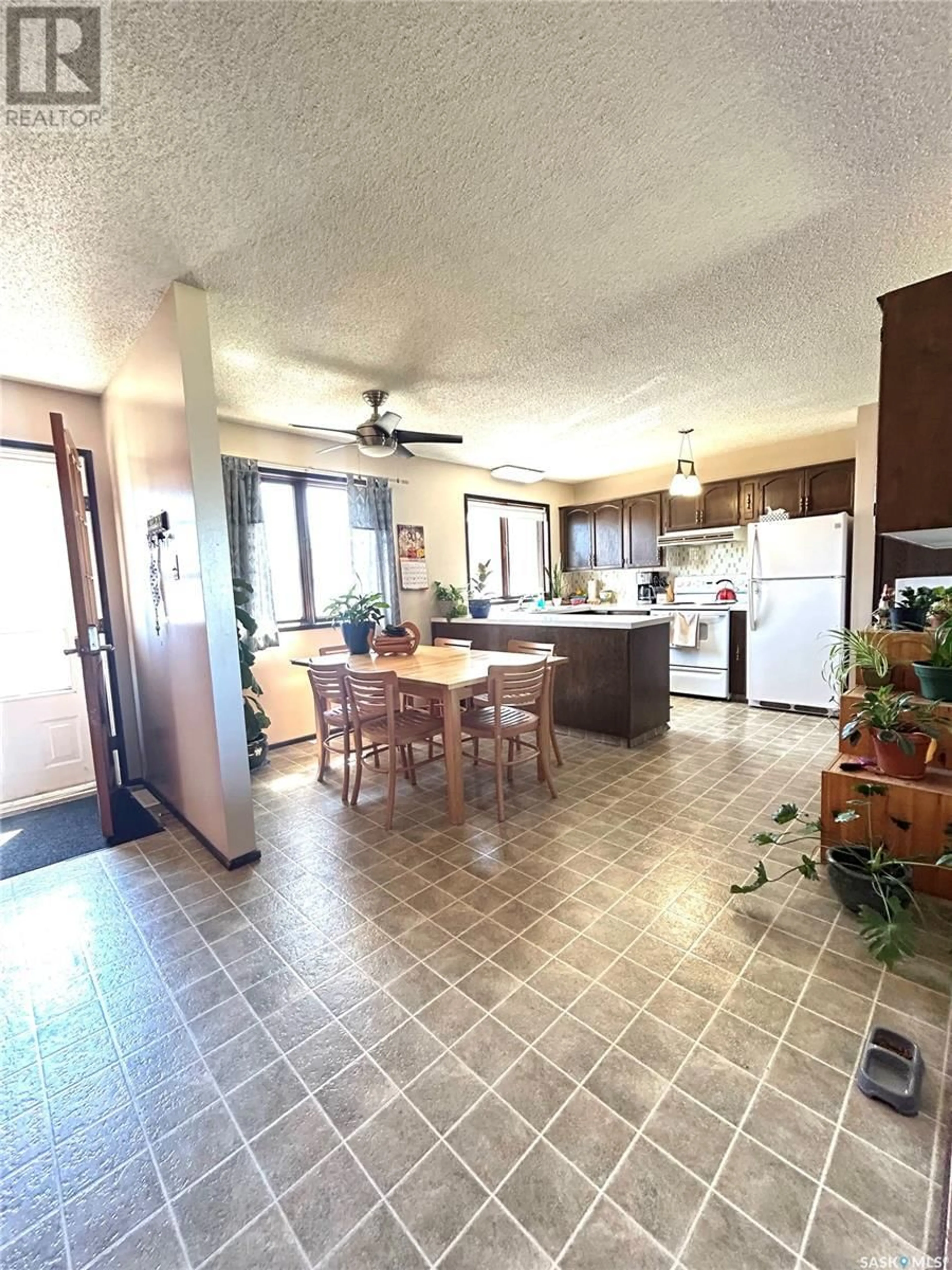Open concept kitchen, ceramic/tile floor for 1009 3RD AVENUE, Maple Creek Saskatchewan S0N1N0