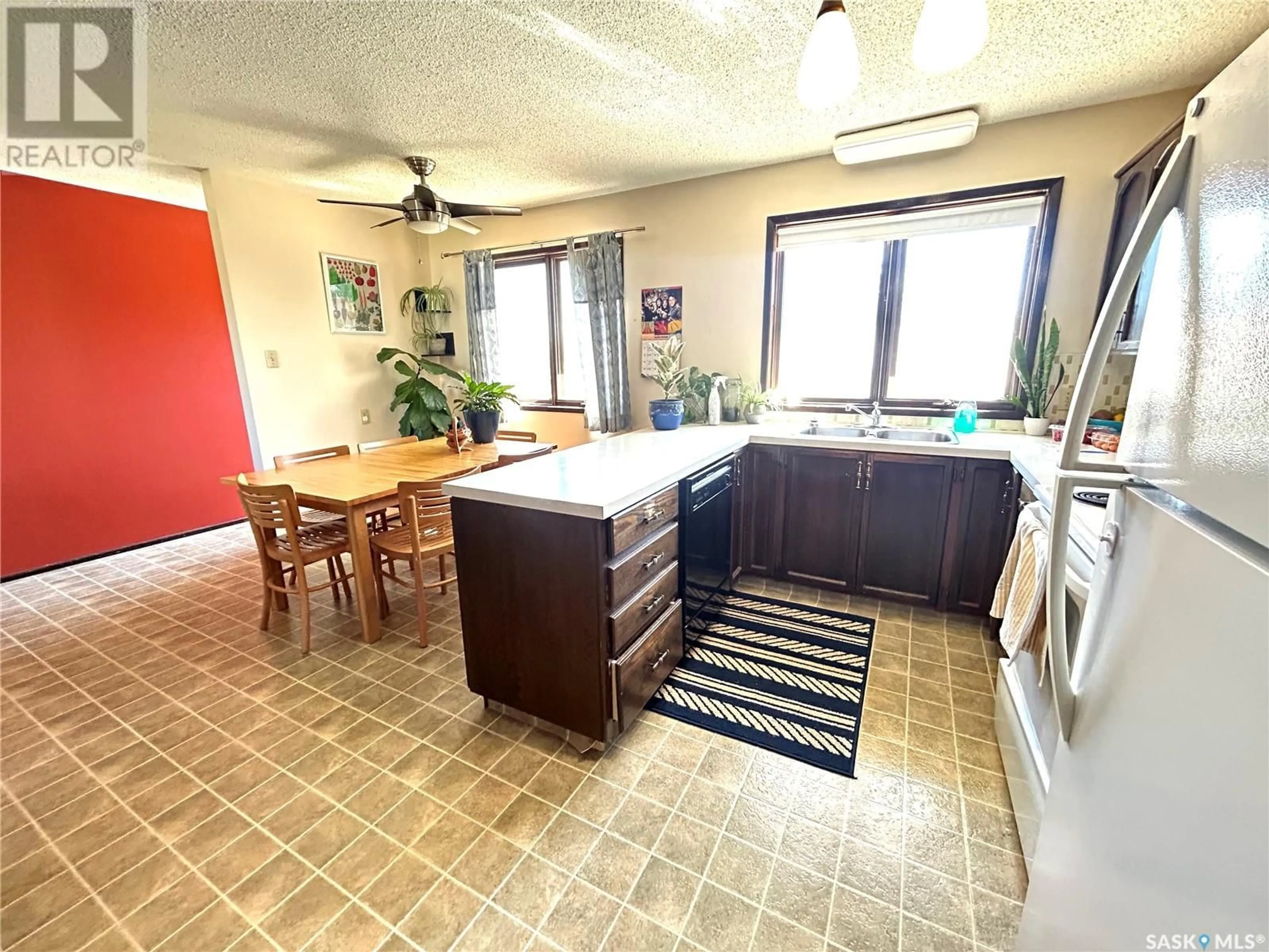 Open concept kitchen, ceramic/tile floor for 1009 3RD AVENUE, Maple Creek Saskatchewan S0N1N0