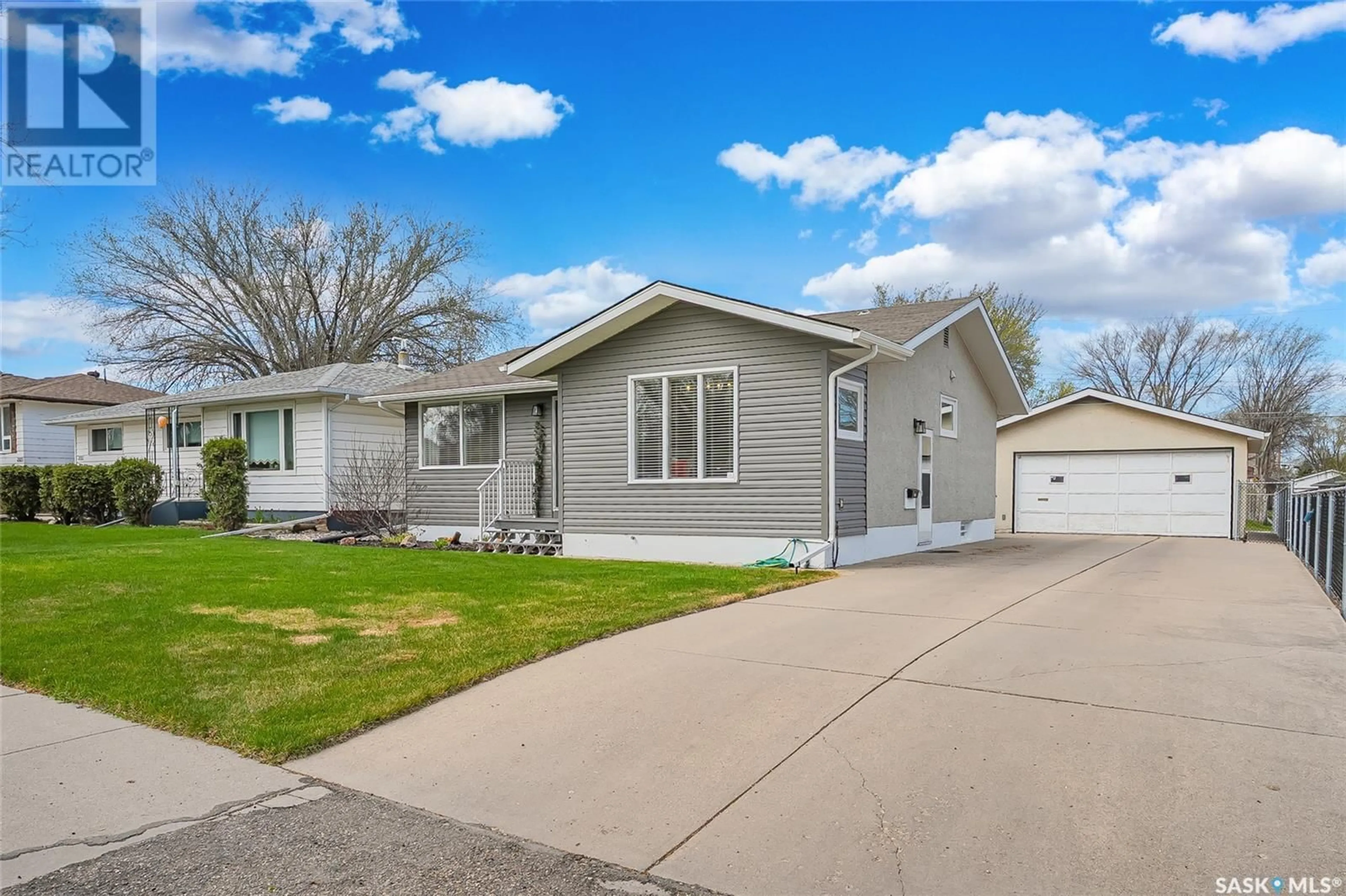 Home with vinyl exterior material, street for 135 MONTREAL AVENUE, Saskatoon Saskatchewan S7M3K9