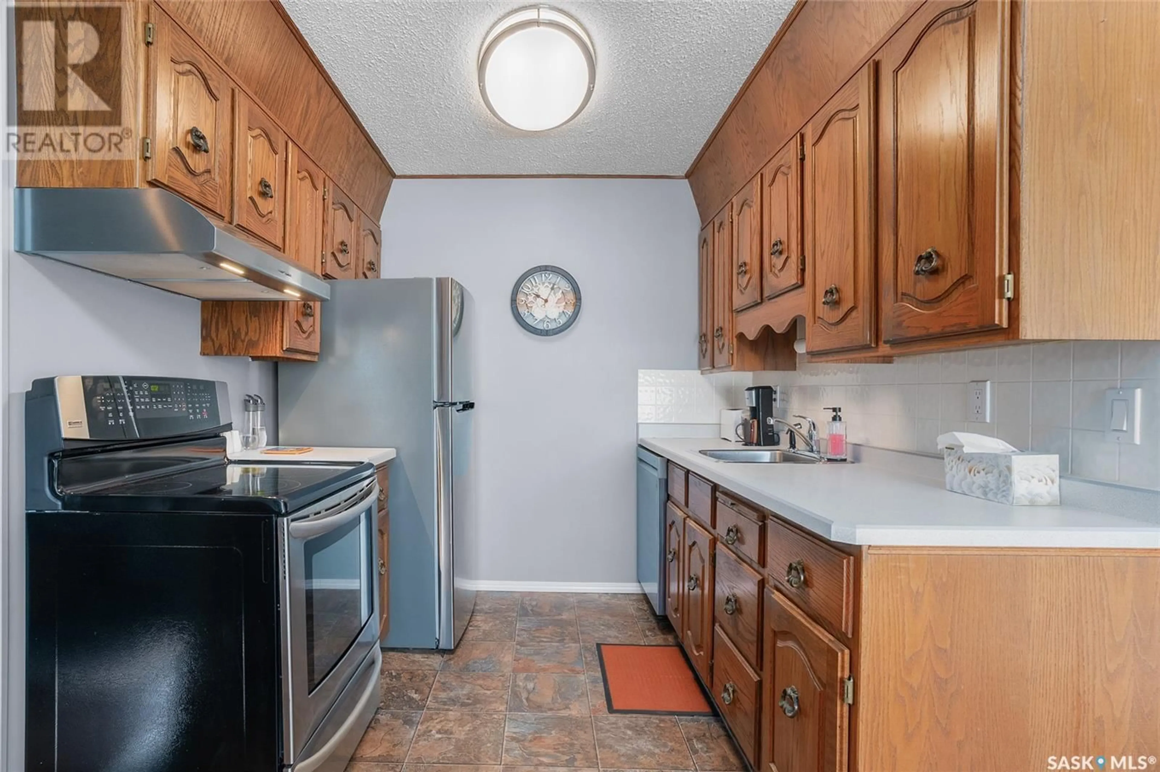 Standard kitchen, unknown for 135 MONTREAL AVENUE, Saskatoon Saskatchewan S7M3K9