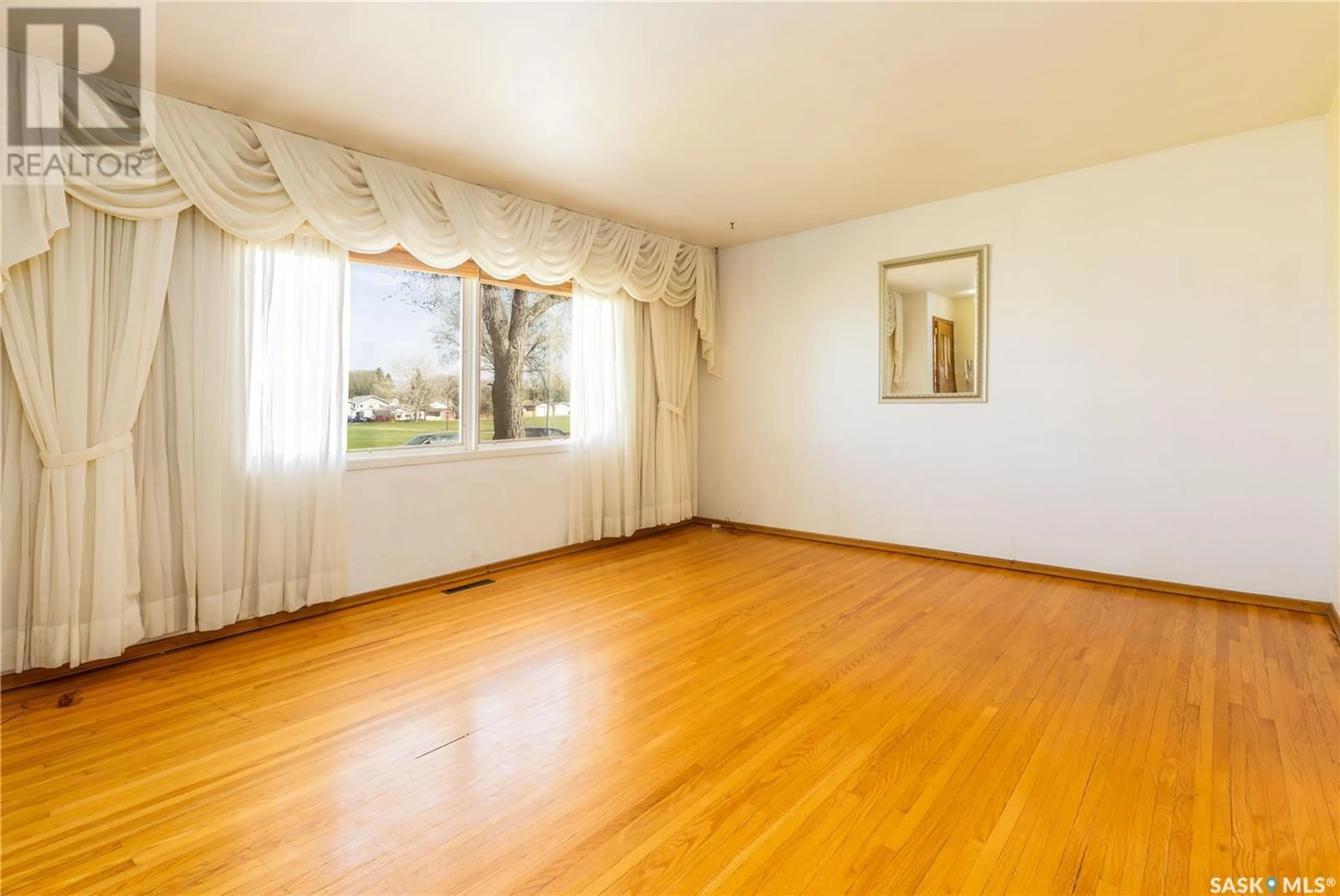A pic of a room for 1005 MCMILLAN AVENUE, Saskatoon Saskatchewan S7L2T9