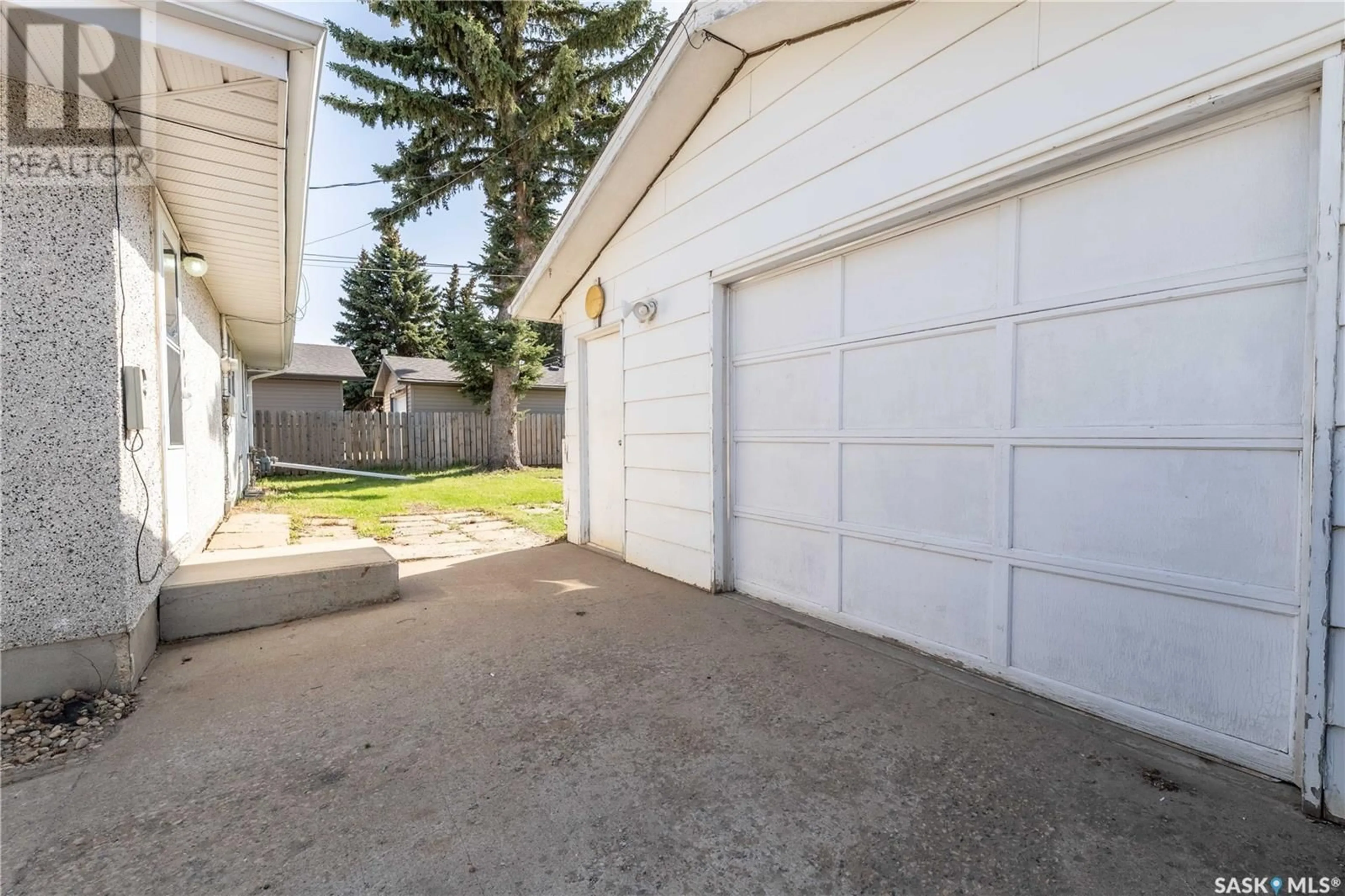 Indoor garage for 1182 CURRIE CRESCENT, Moose Jaw Saskatchewan S6H6B7