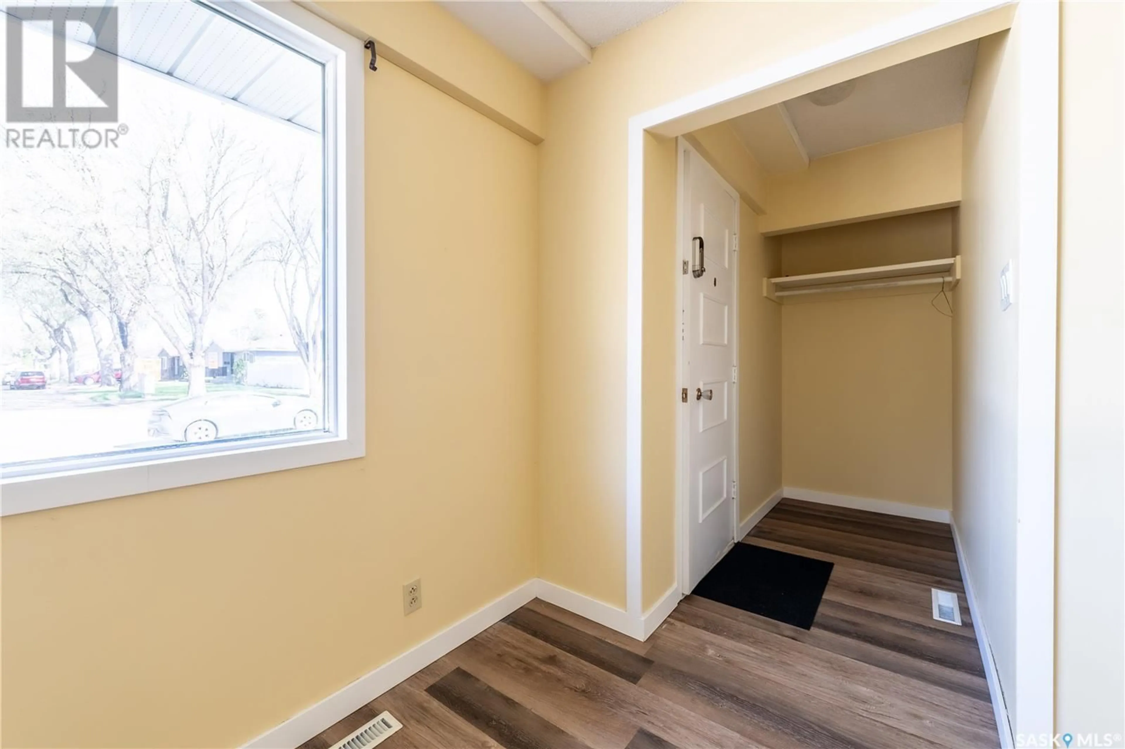 Indoor entryway for 1182 CURRIE CRESCENT, Moose Jaw Saskatchewan S6H6B7