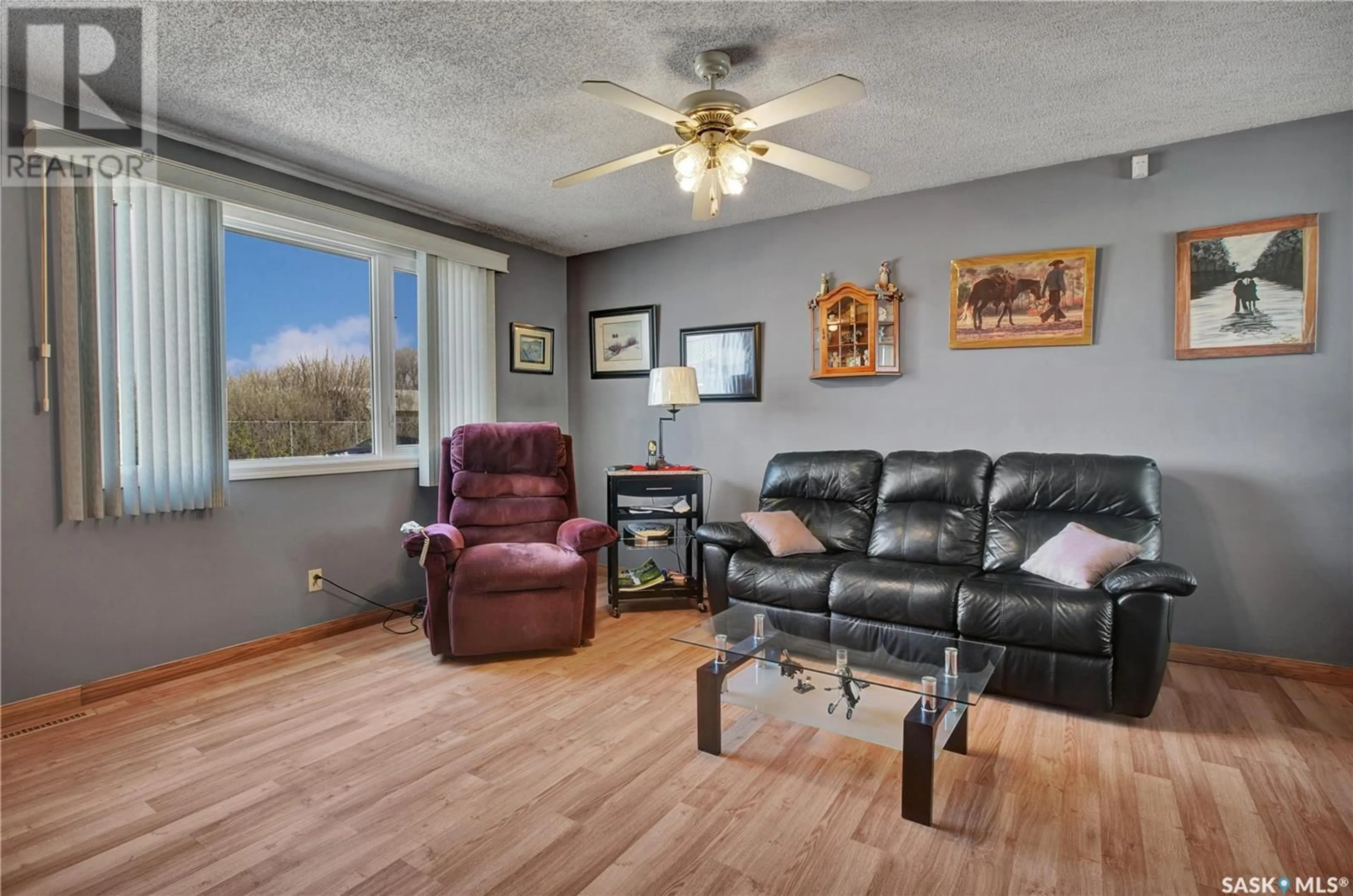 Living room with furniture, unknown for 937 R AVENUE N, Saskatoon Saskatchewan S7L2Z4