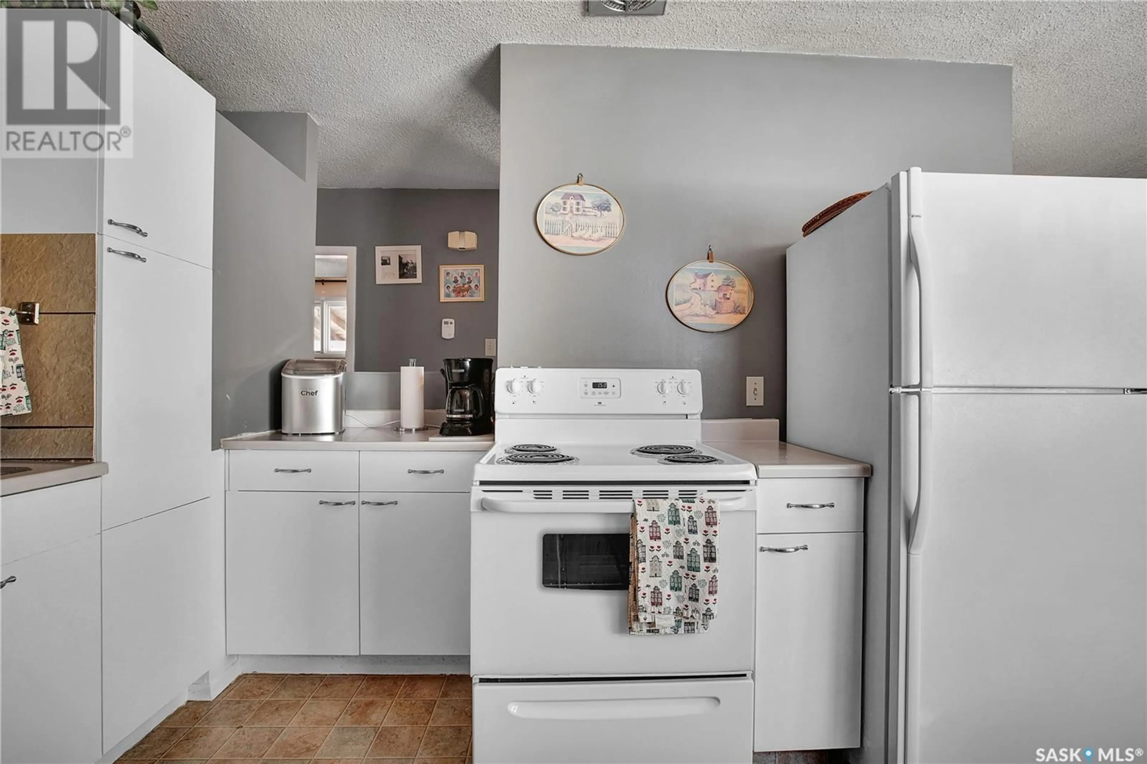 Standard kitchen, ceramic/tile floor for 937 R AVENUE N, Saskatoon Saskatchewan S7L2Z4