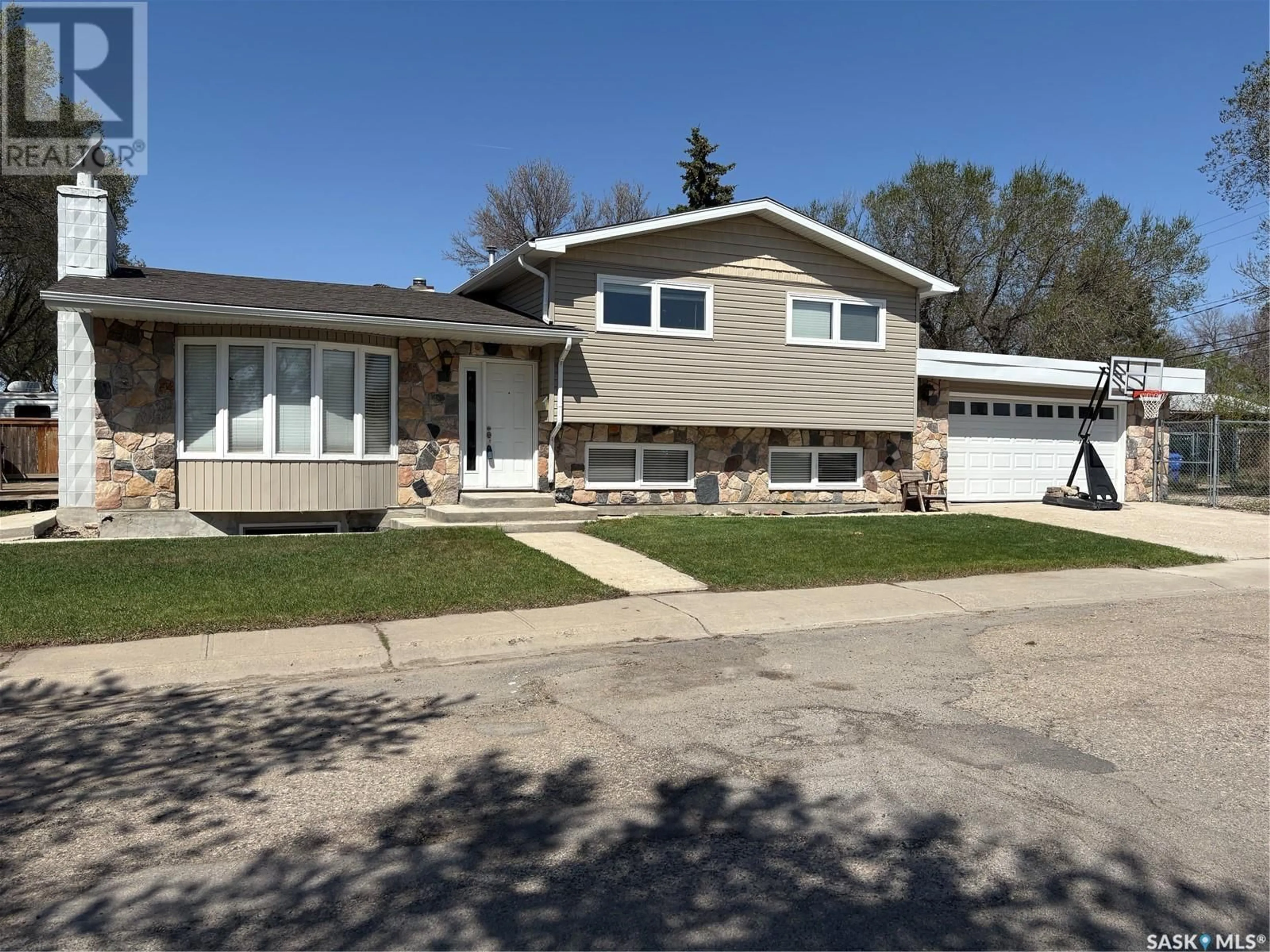 Home with vinyl exterior material, street for 1075 HOWSON STREET, Regina Saskatchewan S4T6E8