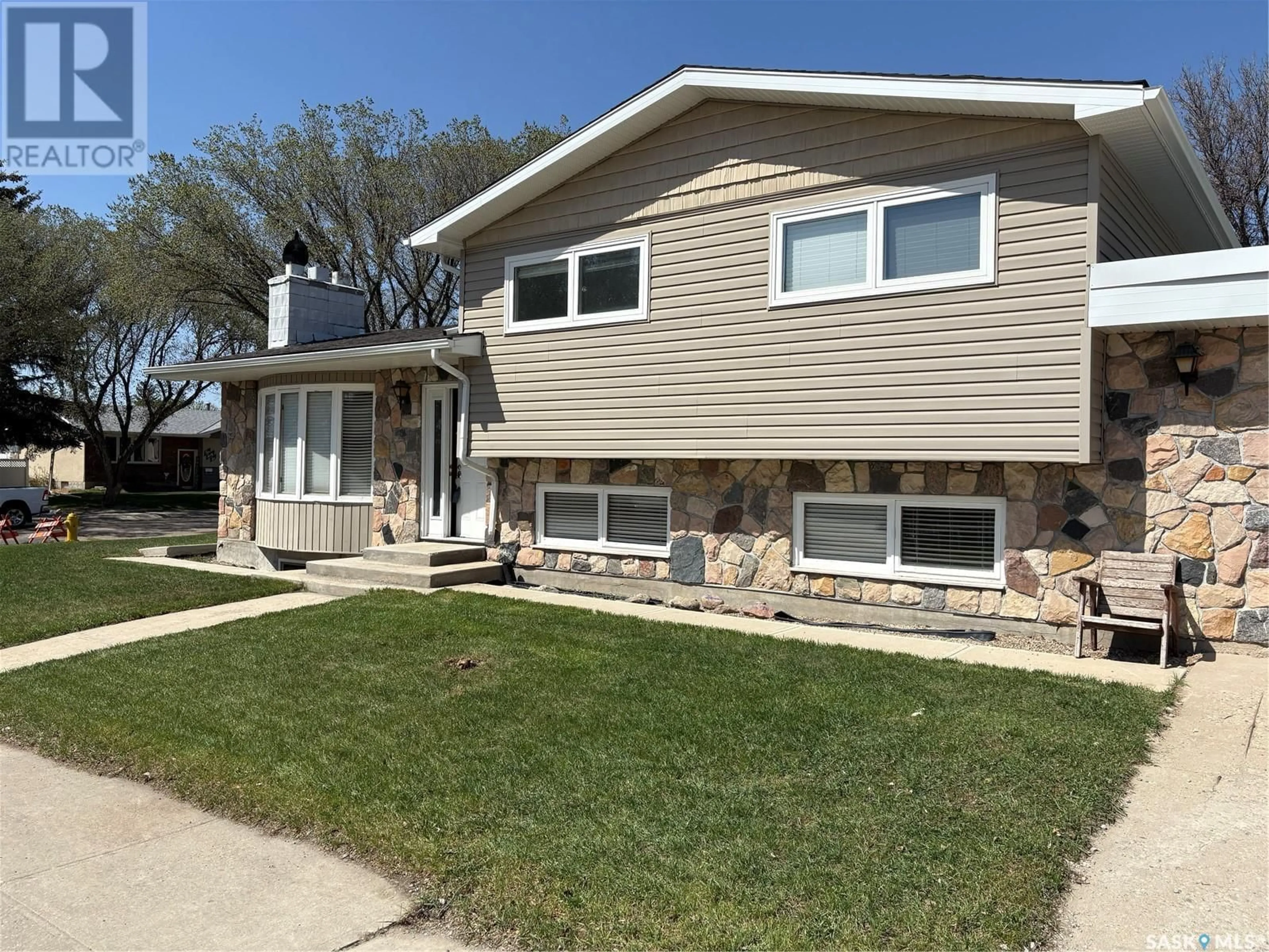 Home with vinyl exterior material, street for 1075 HOWSON STREET, Regina Saskatchewan S4T6E8