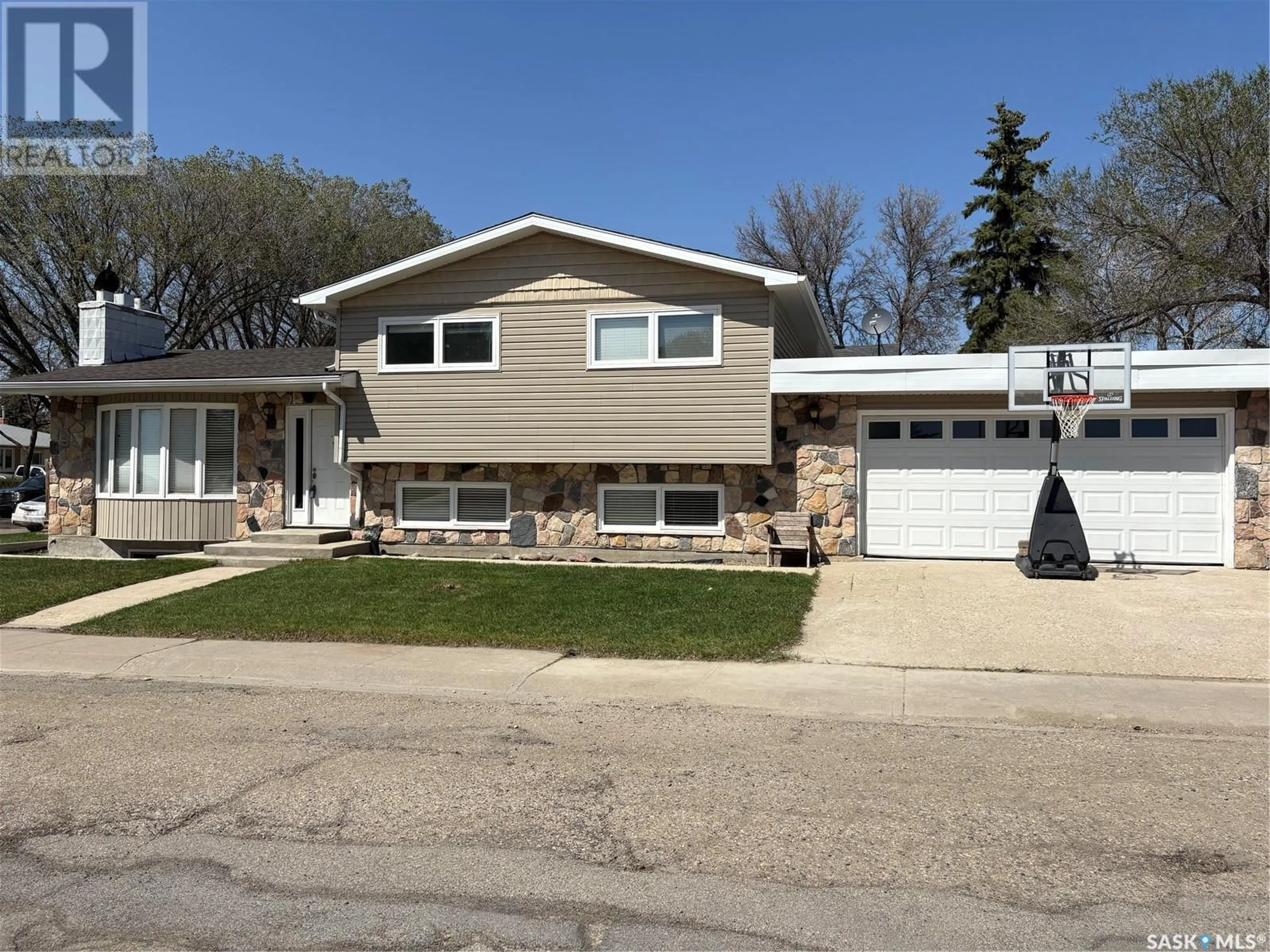 Home with vinyl exterior material, street for 1075 HOWSON STREET, Regina Saskatchewan S4T6E8