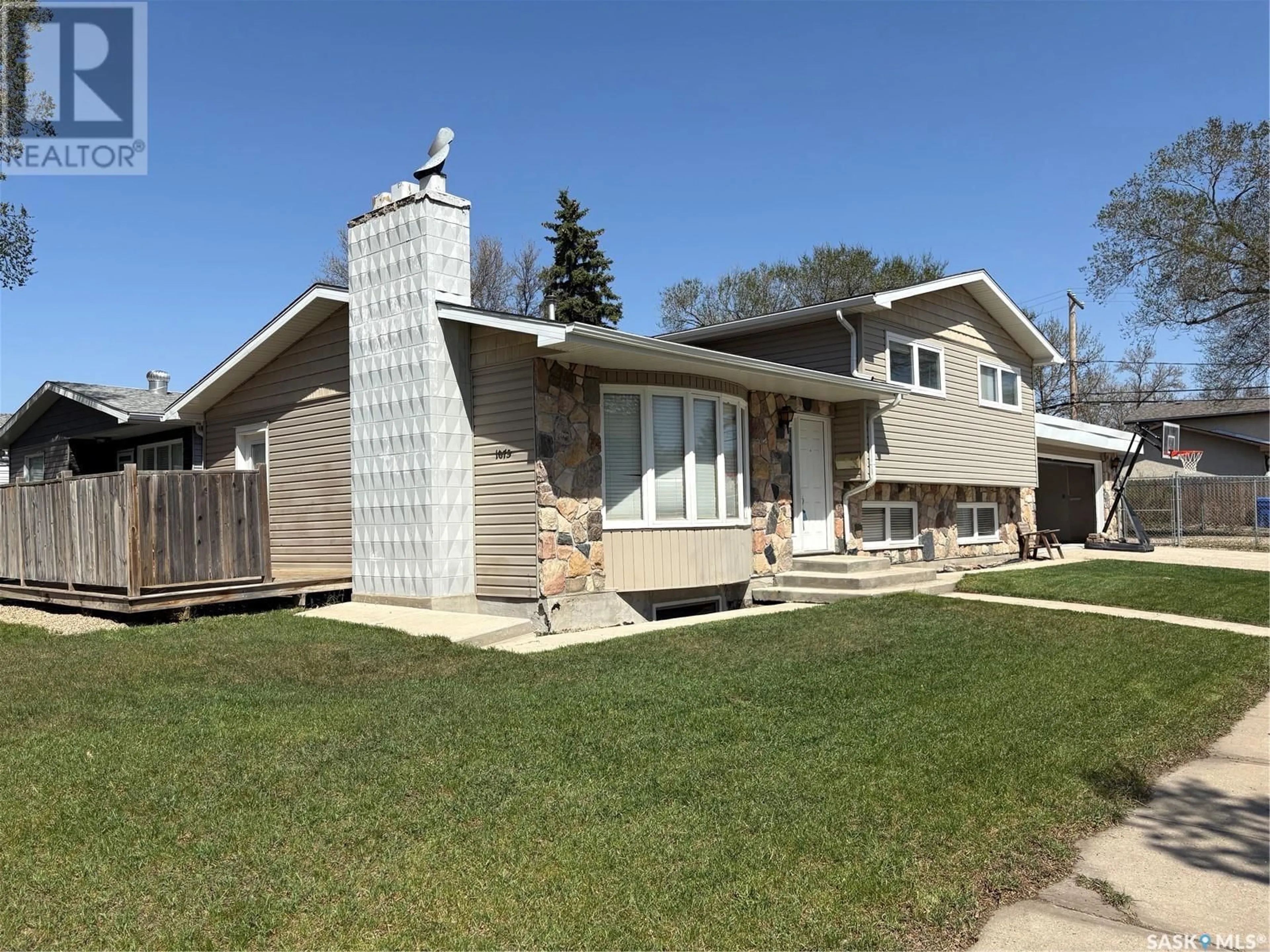 Home with vinyl exterior material, street for 1075 HOWSON STREET, Regina Saskatchewan S4T6E8
