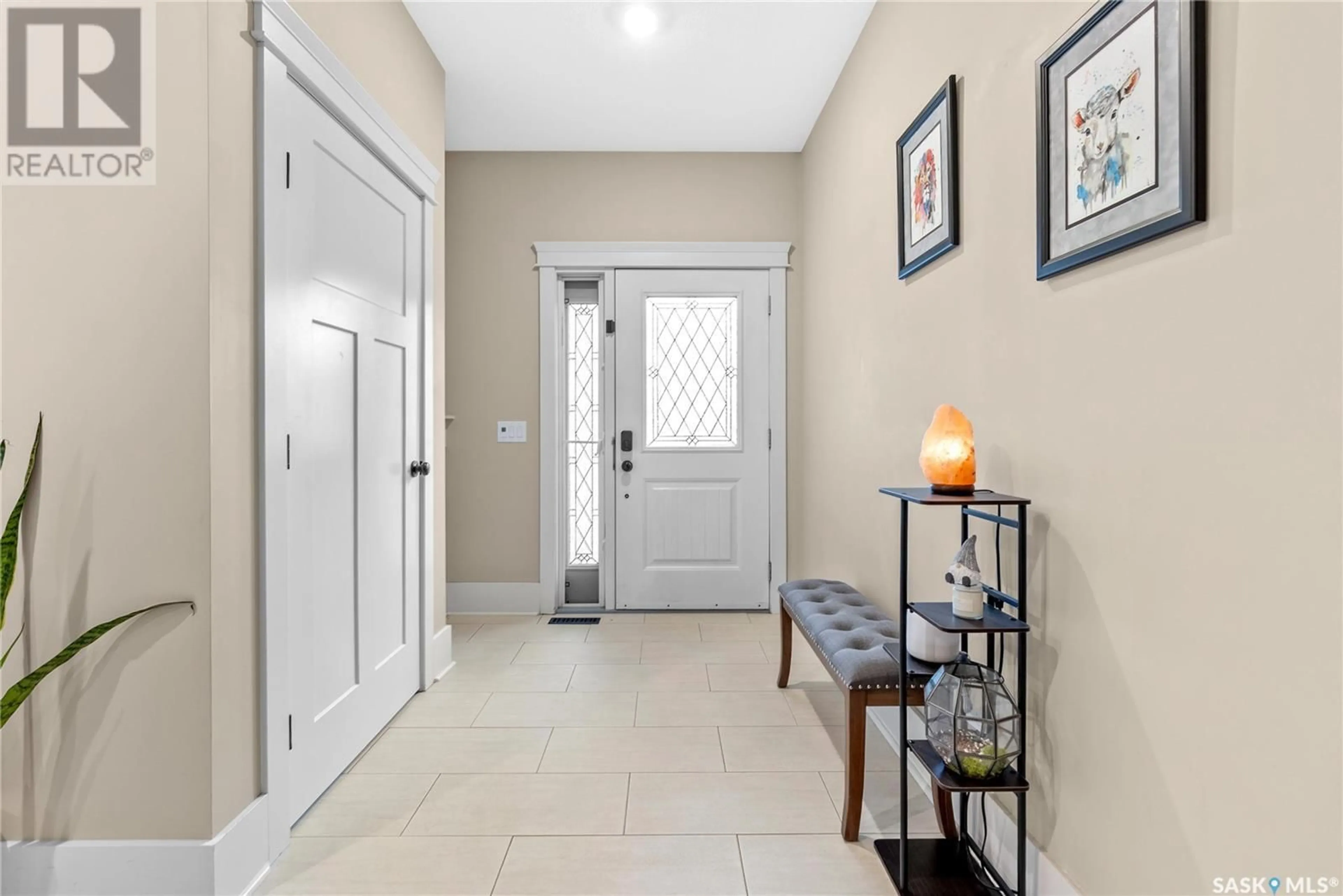 Indoor entryway for 304B 111TH STREET, Saskatoon Saskatchewan S7N1T3