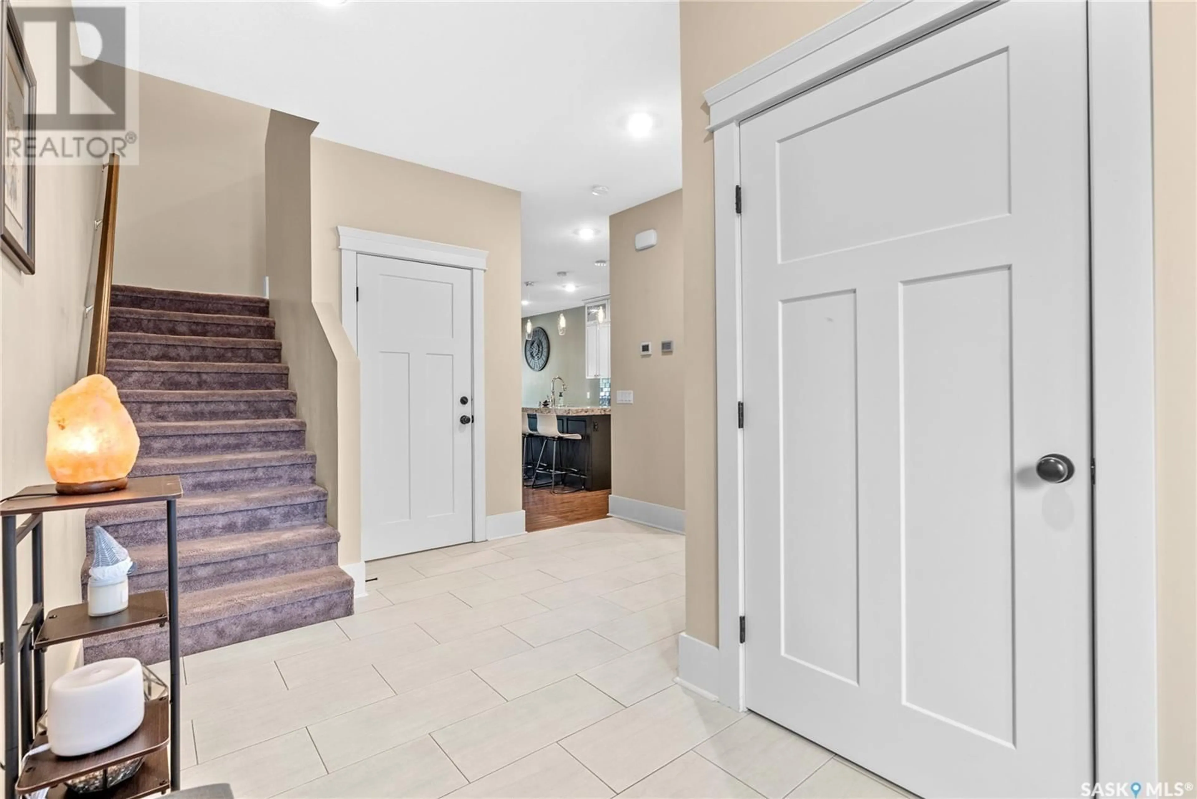 Indoor entryway for 304B 111TH STREET, Saskatoon Saskatchewan S7N1T3
