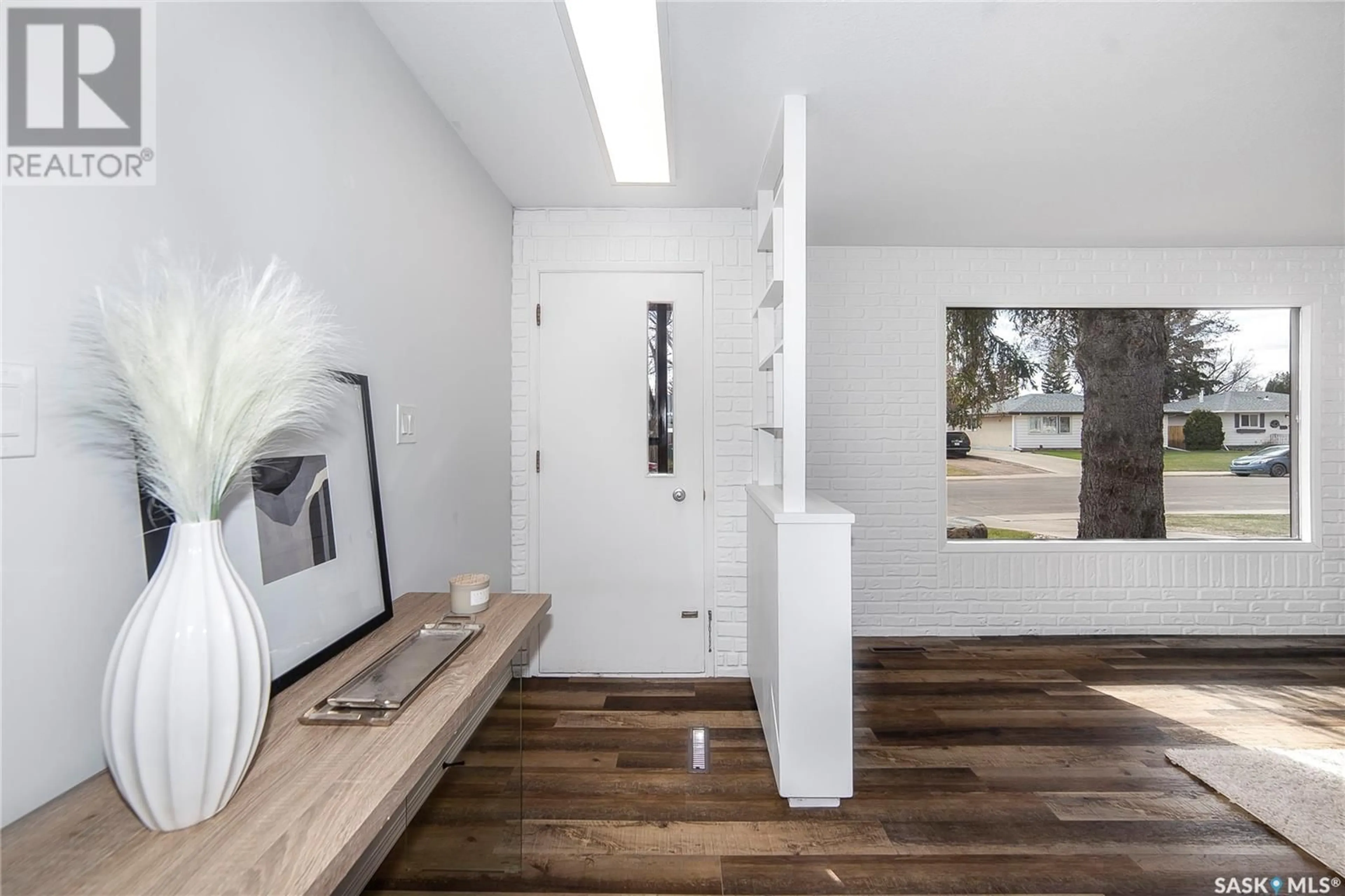 Indoor entryway for 46 MORRIS DRIVE, Saskatoon Saskatchewan S7L3T9