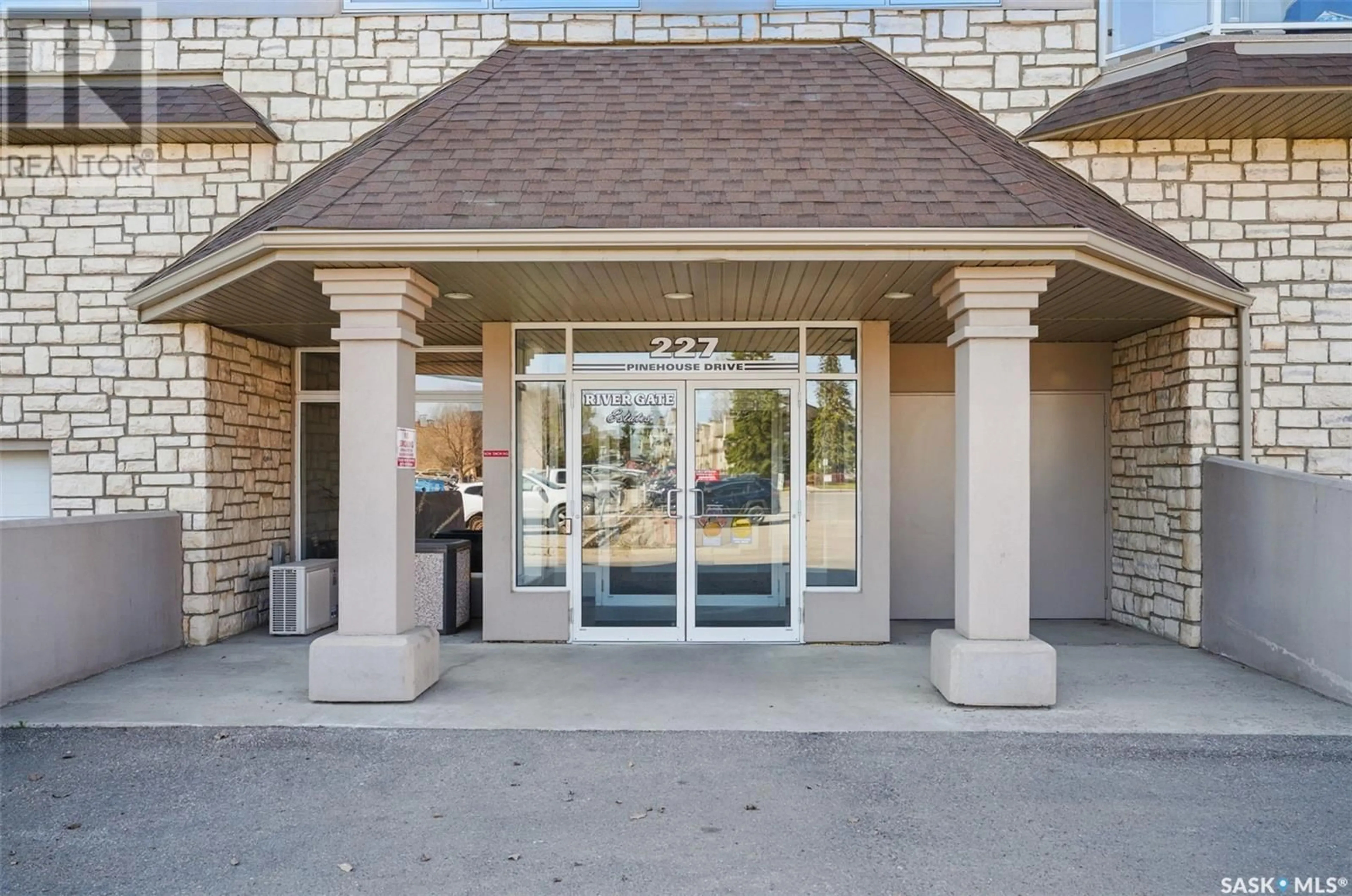 Indoor foyer for 227 - 202 PINEHOUSE DRIVE, Saskatoon Saskatchewan S7K6N9