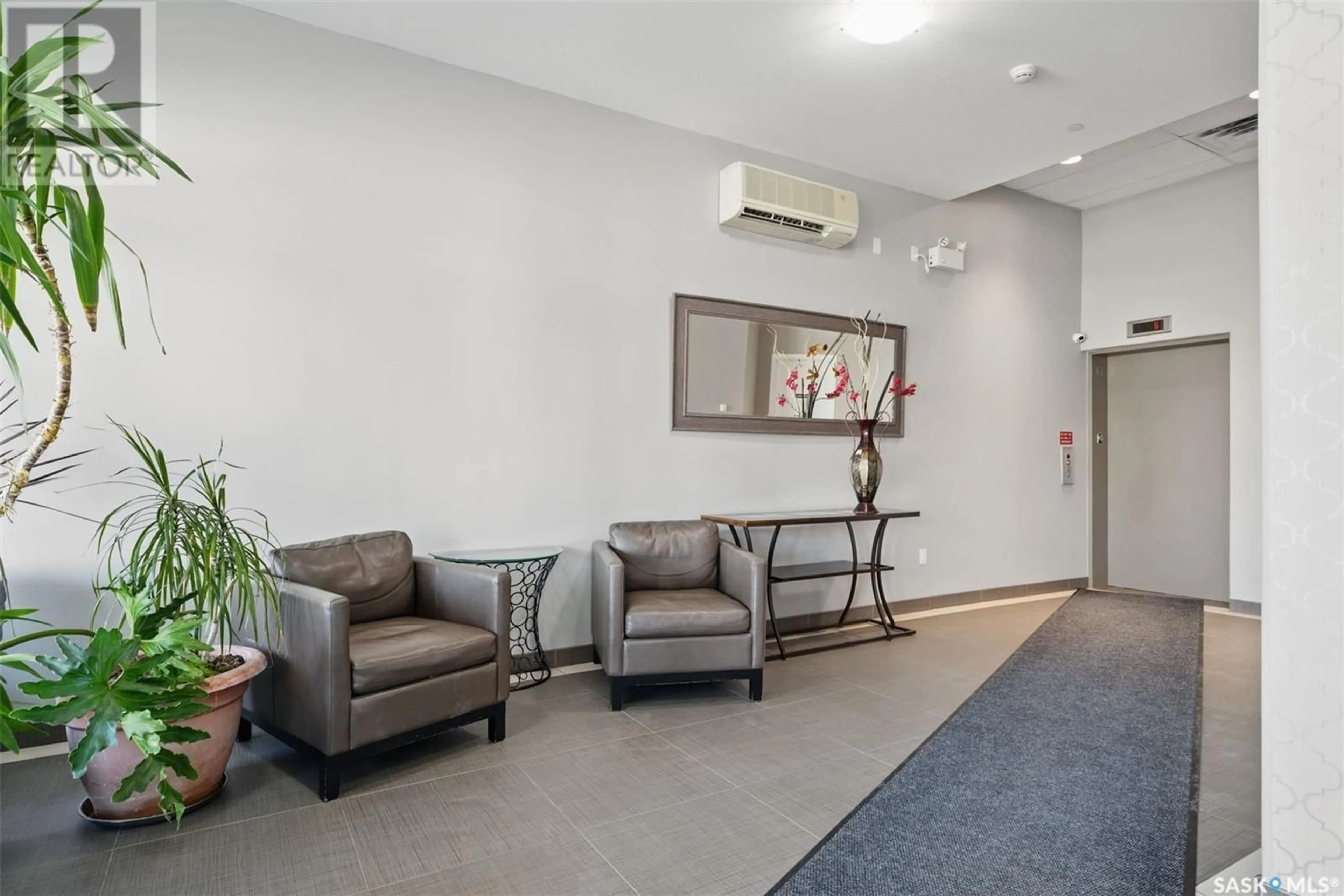 Indoor foyer for 227 - 202 PINEHOUSE DRIVE, Saskatoon Saskatchewan S7K6N9