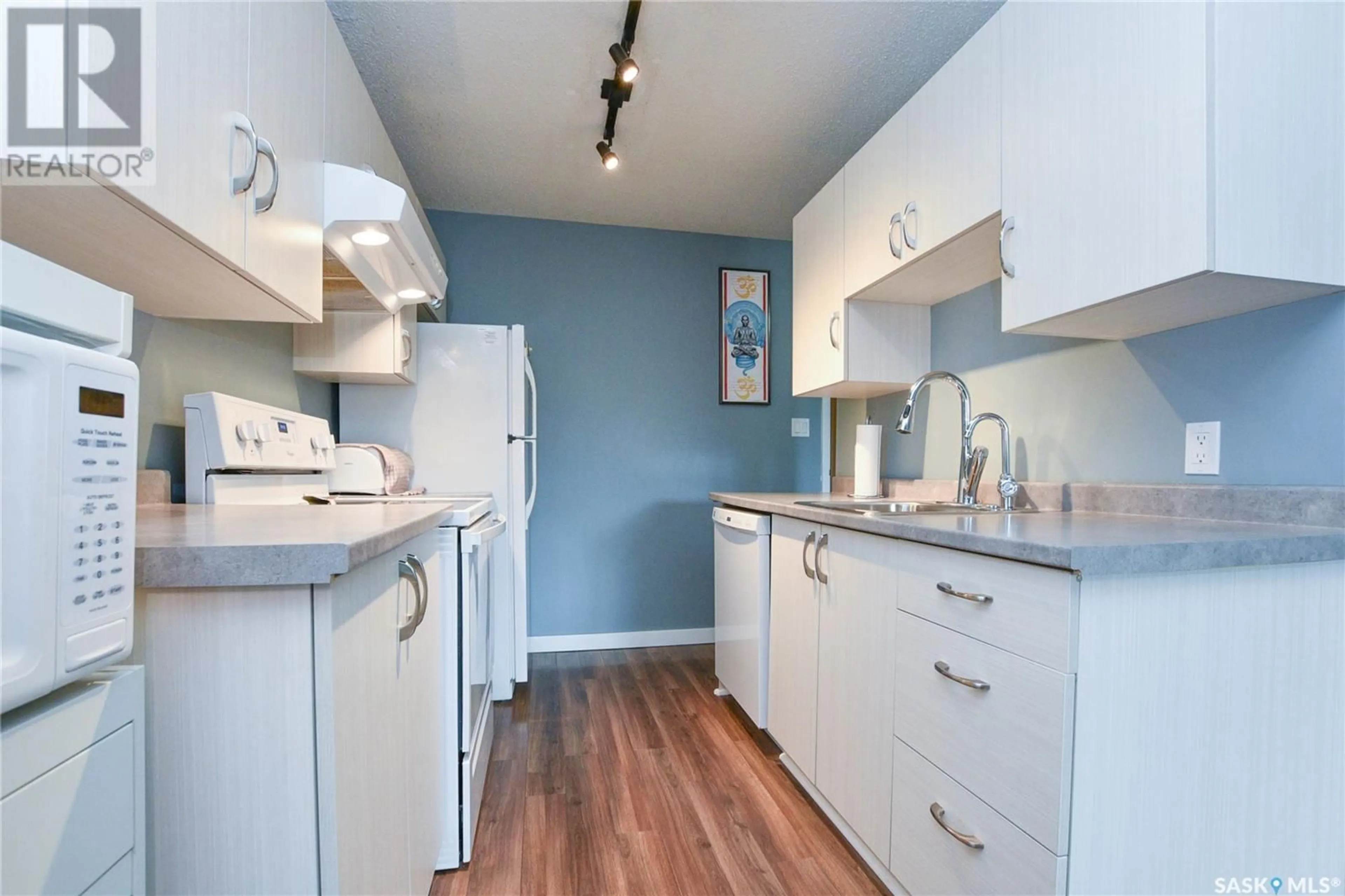 Standard kitchen, unknown for 304 - 3410 PARK STREET, Regina Saskatchewan S4V2M8