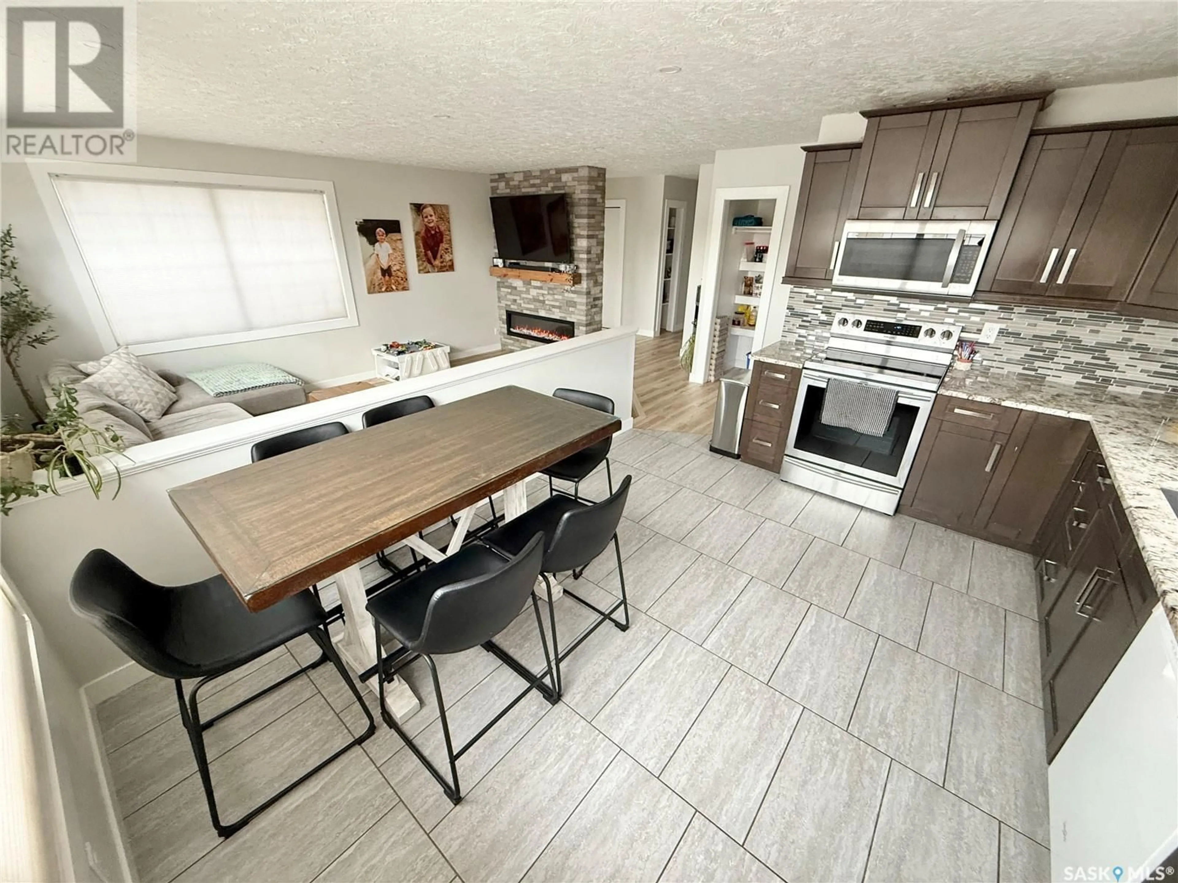 Open concept kitchen, unknown for 191 MONTGOMERY CRESCENT, Weyburn Saskatchewan S4H2X6