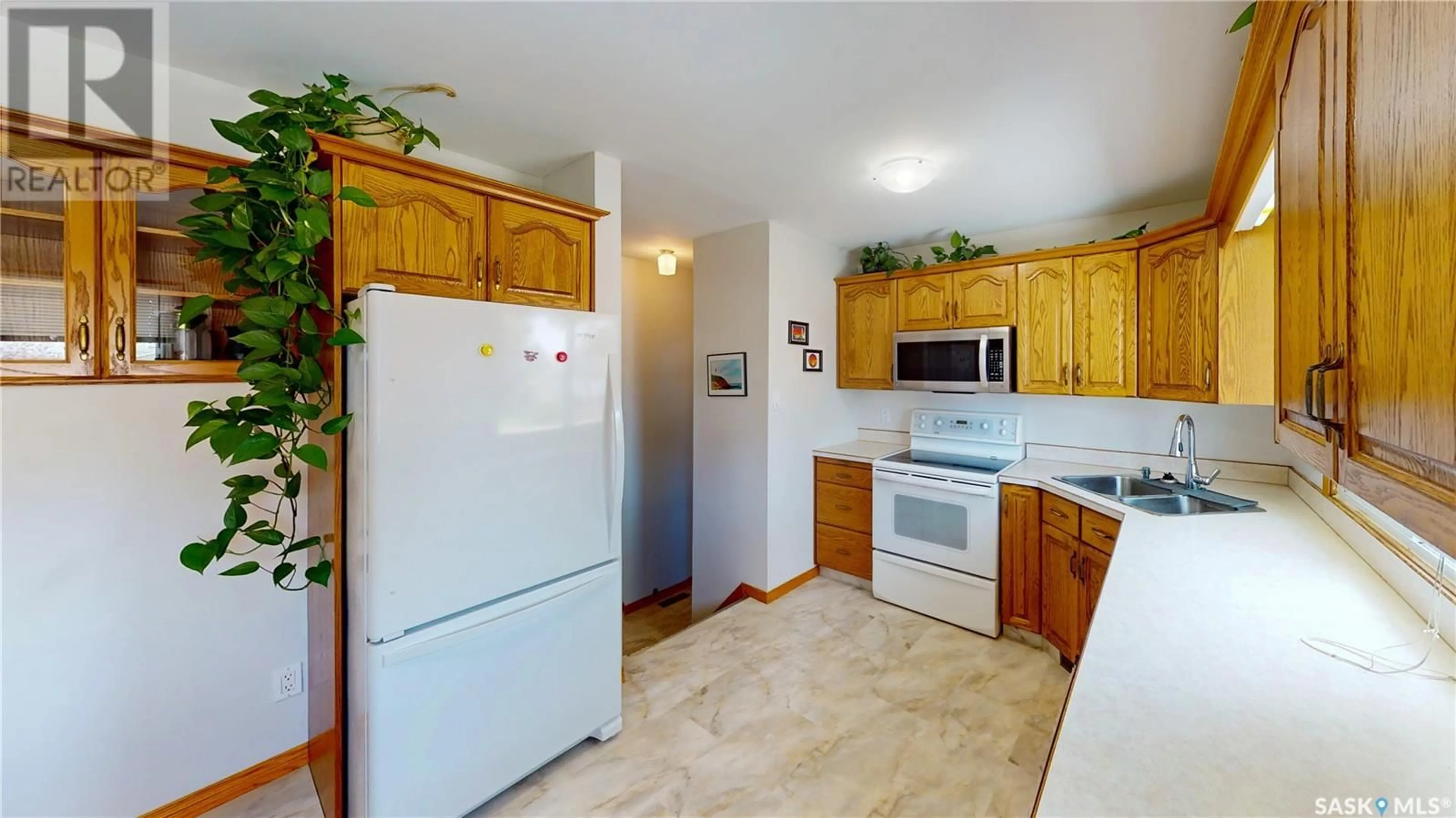 Standard kitchen, ceramic/tile floor for 40 UPLAND DRIVE, Regina Saskatchewan S4R0B9