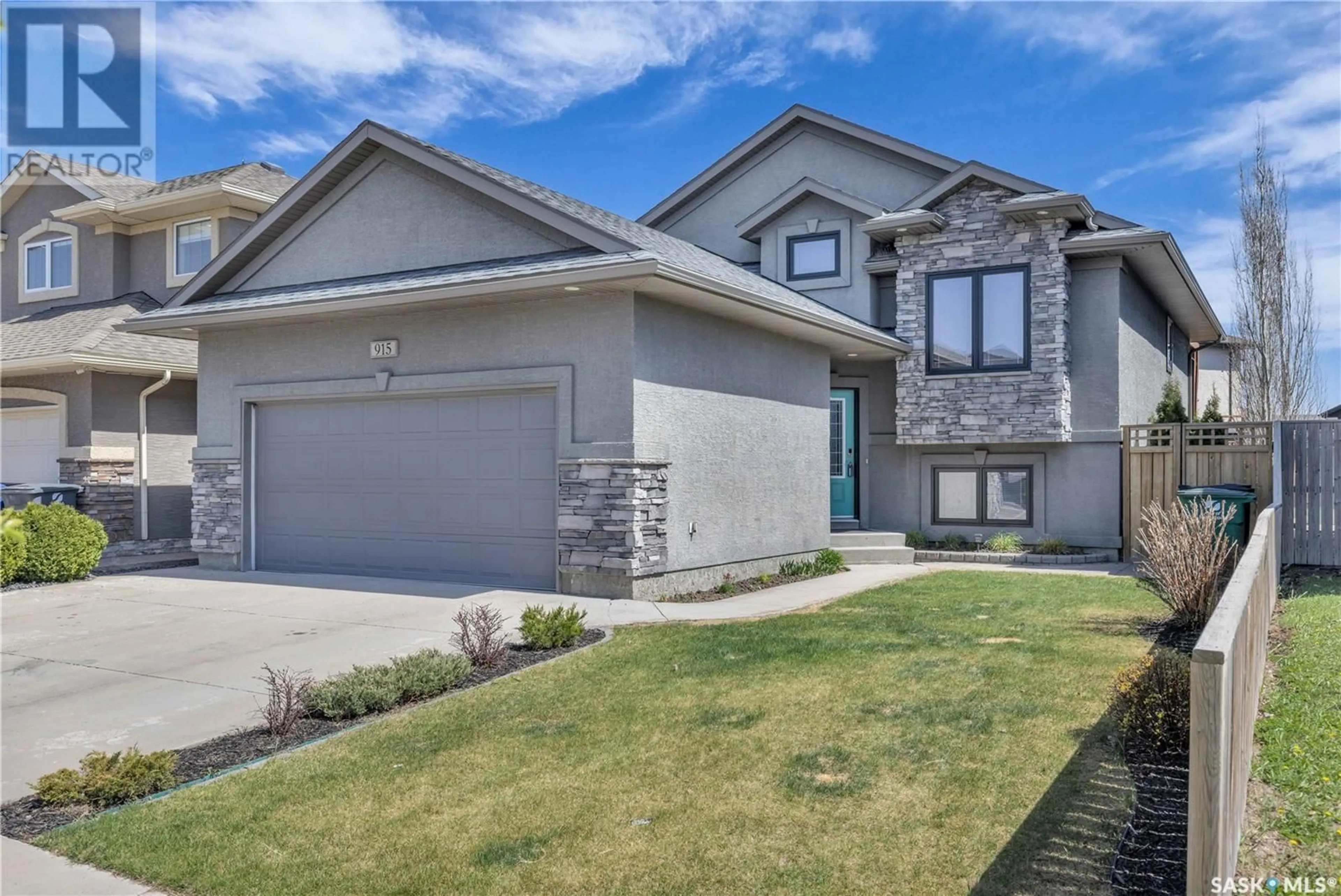 Home with vinyl exterior material, street for 915 HUNTER ROAD, Saskatoon Saskatchewan S7T0E6