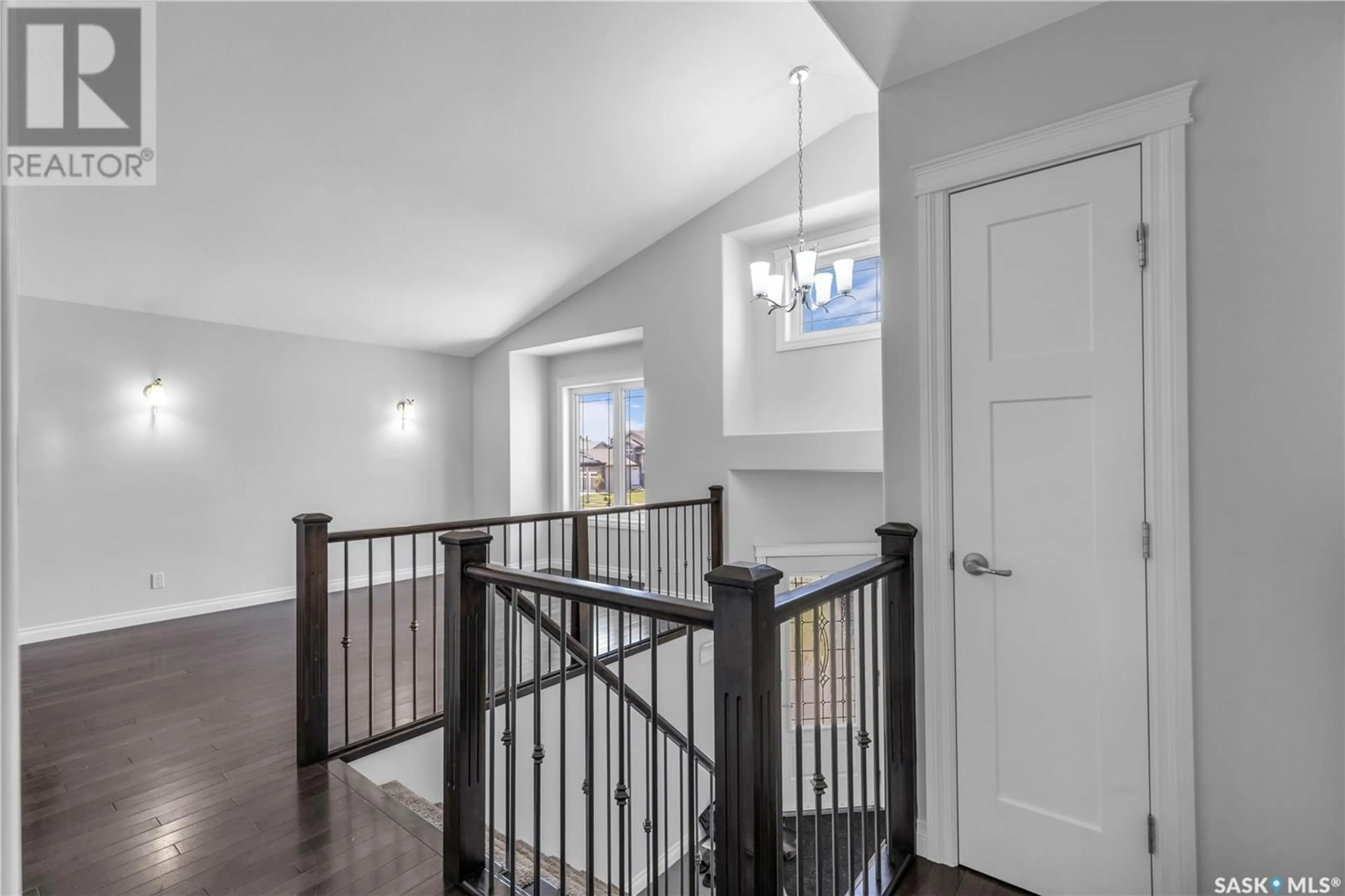 Indoor foyer for 915 HUNTER ROAD, Saskatoon Saskatchewan S7T0E6