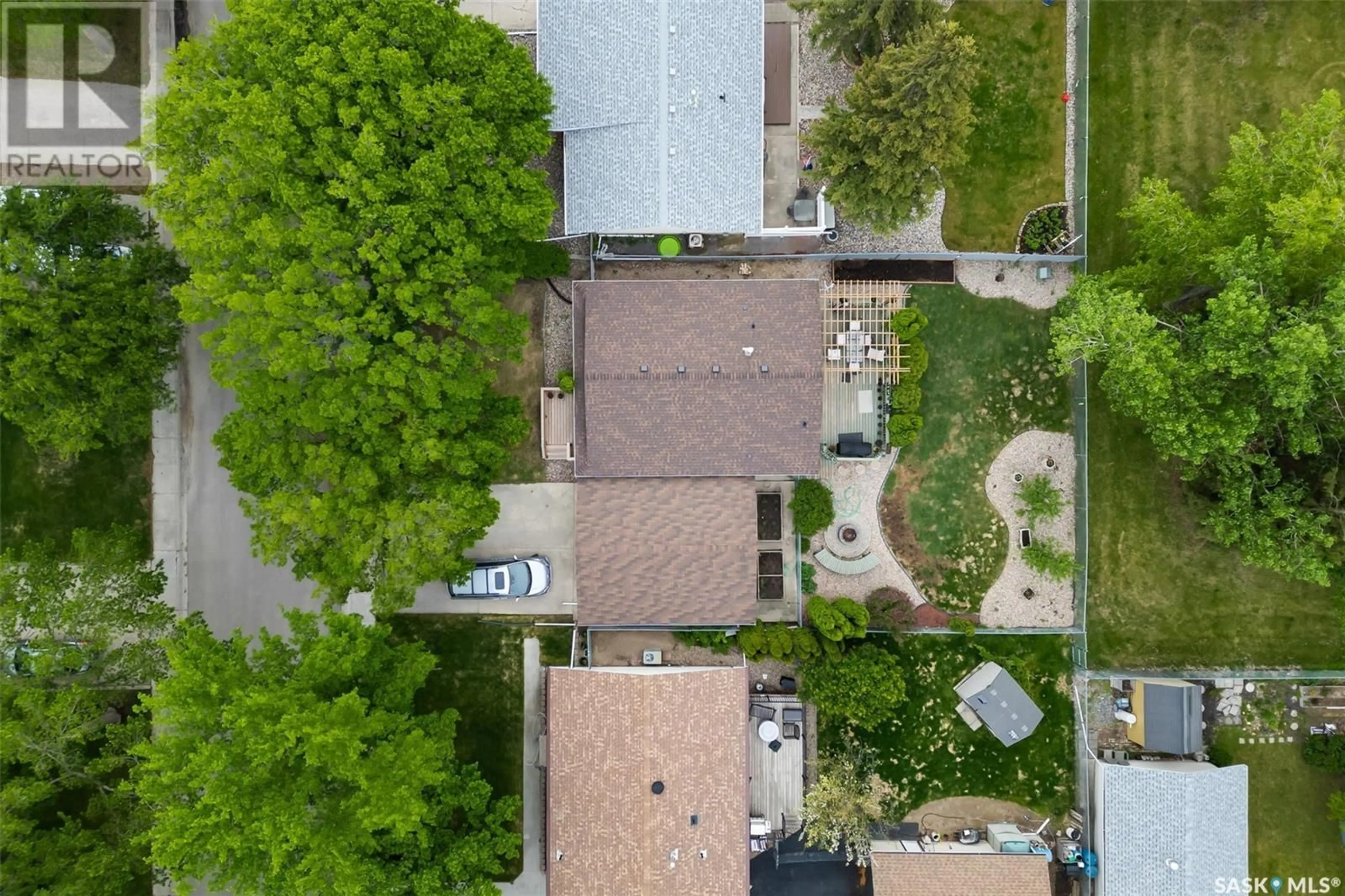 A pic from outside/outdoor area/front of a property/back of a property/a pic from drone, street for 27 PRICE CRESCENT, Regina Saskatchewan S4R6R7