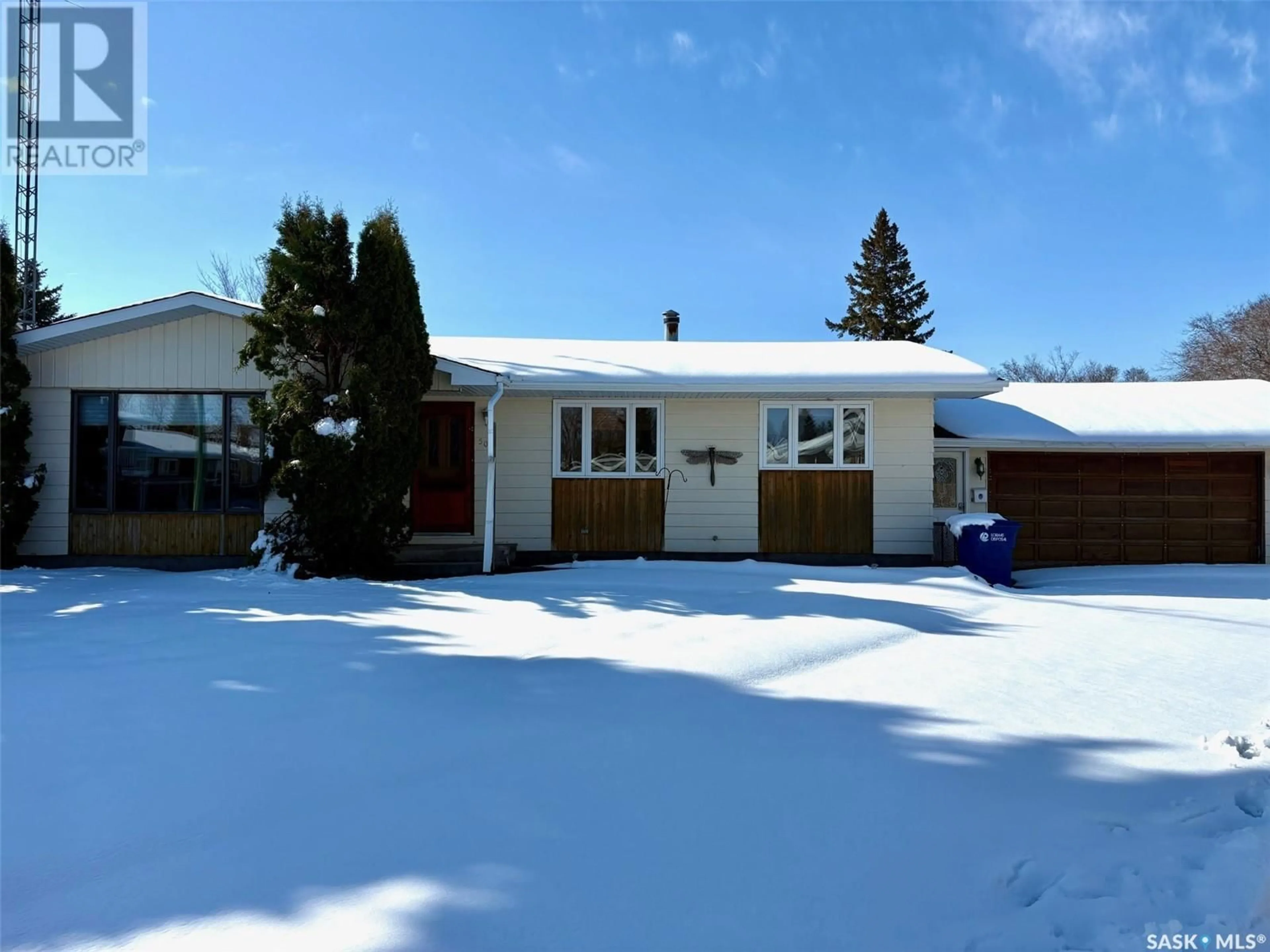Home with vinyl exterior material, street for 506 GRANT BAY, Esterhazy Saskatchewan S0A0X0
