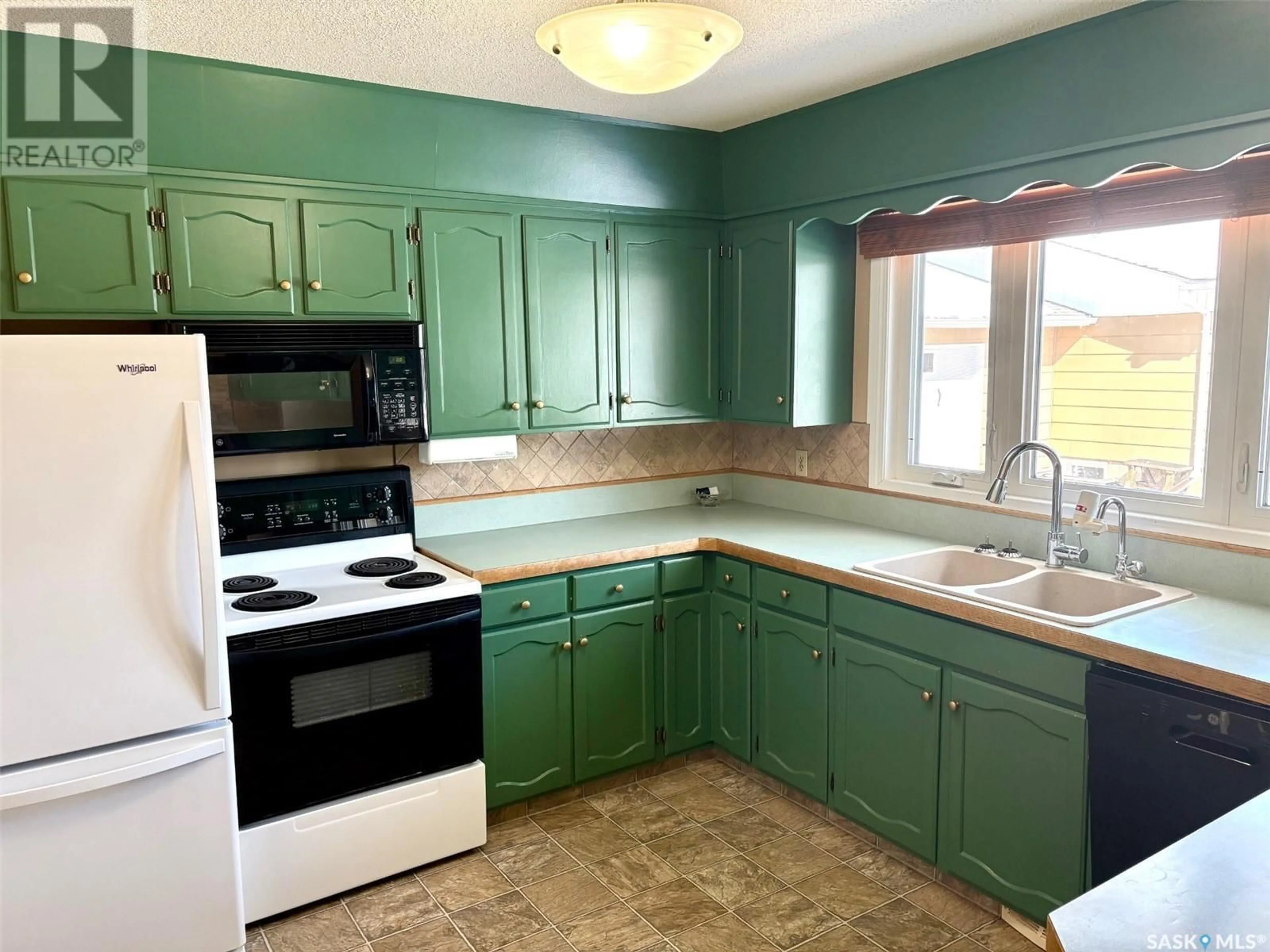 Standard kitchen, ceramic/tile floor for 506 GRANT BAY, Esterhazy Saskatchewan S0A0X0