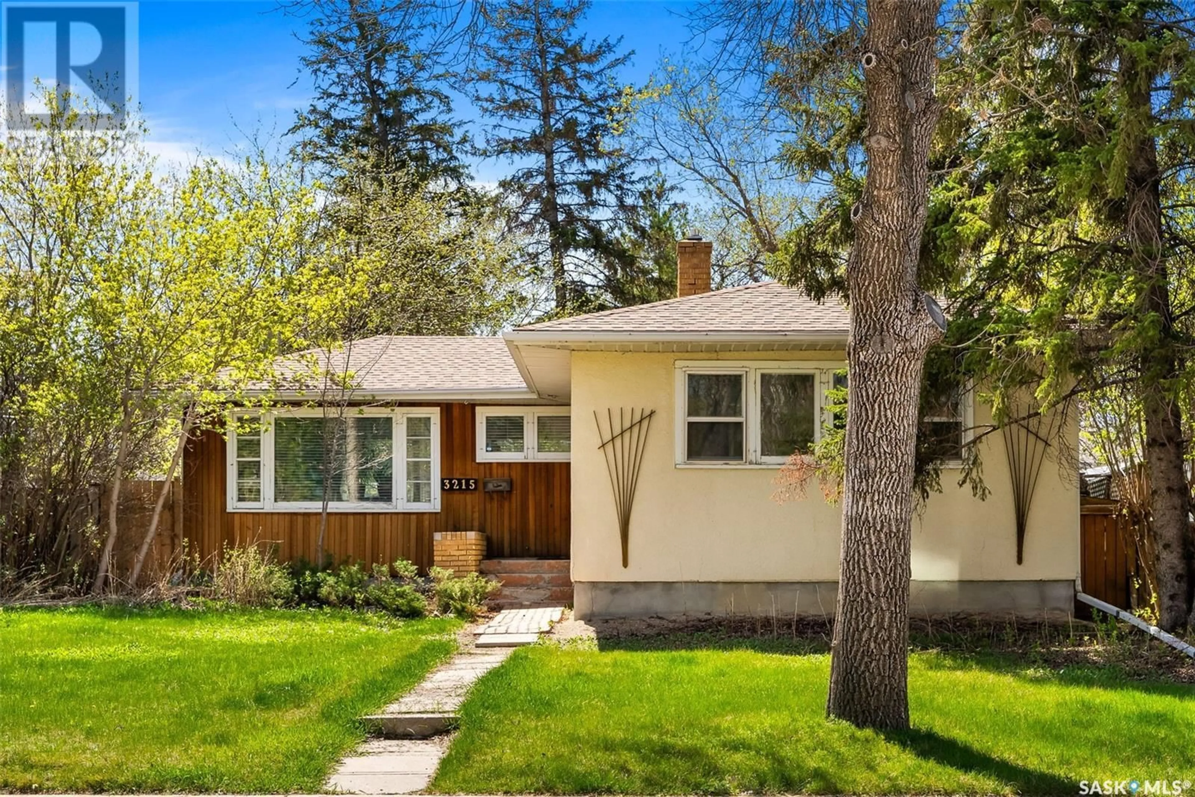 Home with vinyl exterior material, street for 3215 WESTGATE AVENUE, Regina Saskatchewan S4S1B4